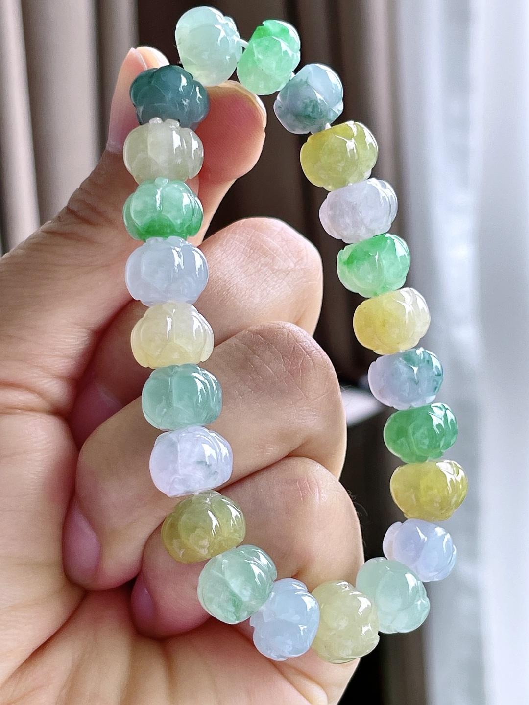 【珠子】冰多宝花朵手串 【说明】缅甸 性比高 【尺寸】10.5-8.3mm 【重量】35.5克