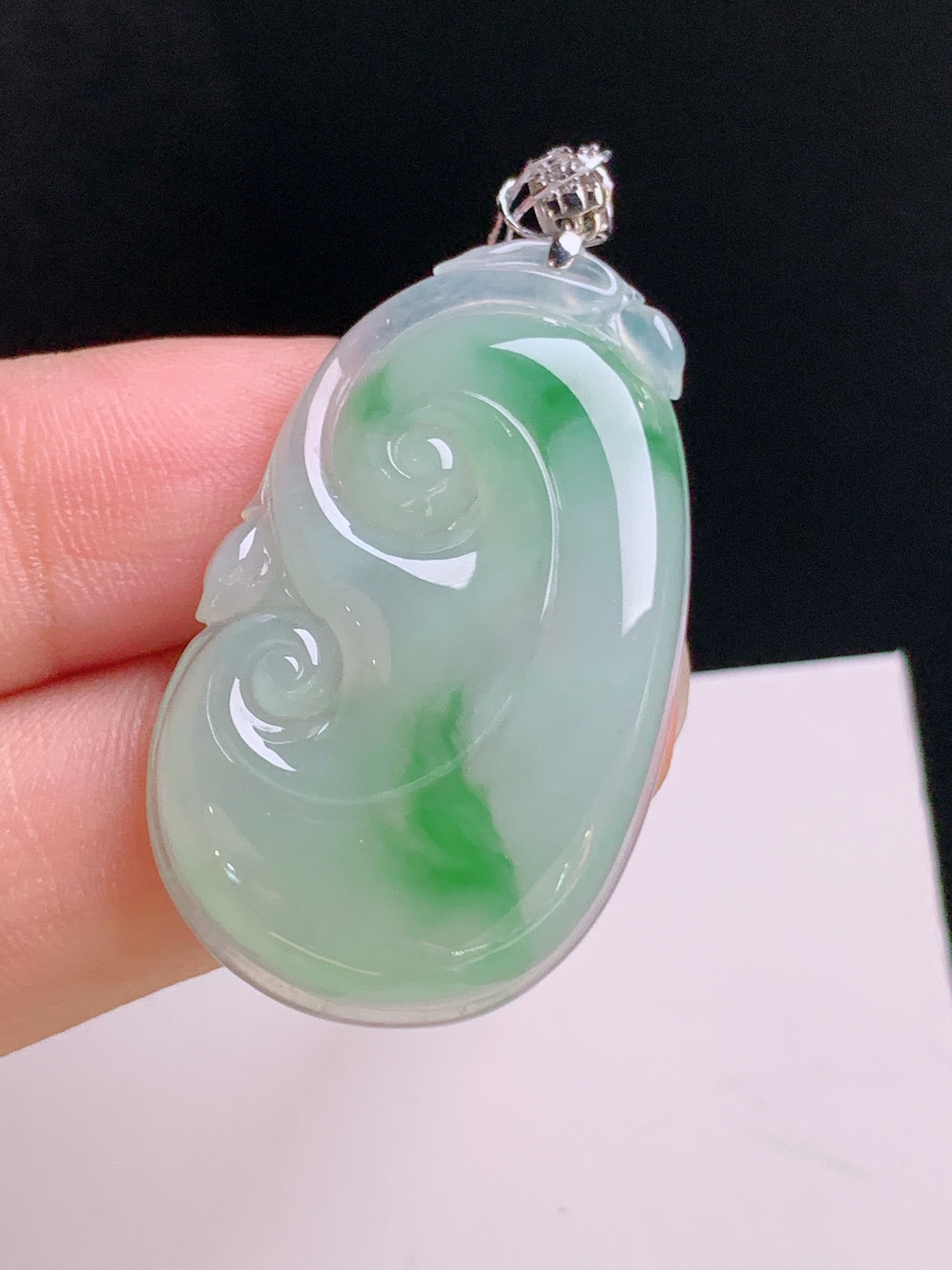 ️ 冰种绿如意吊坠，水润通透，钻镶挂扣，寓意顺心如意 裸石36.5-22.1-5.1 整体44.2 11