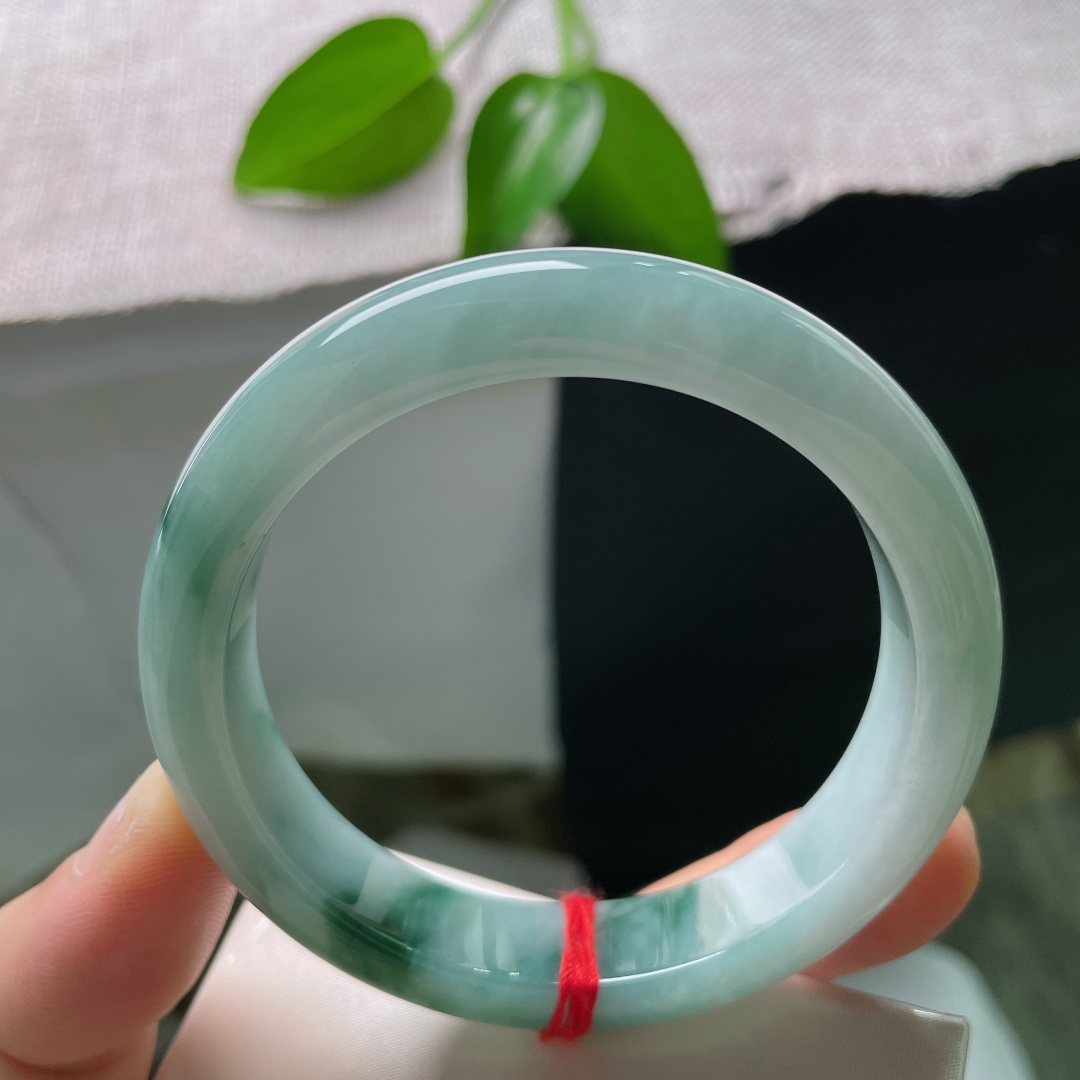 55.4./11.6/8.6，飘花正圈，棉线，底子细腻，蓝色飘花随性散落，好似清风把山野的花叶吹落，刚好落在温润的玉镯之上。ss59271a