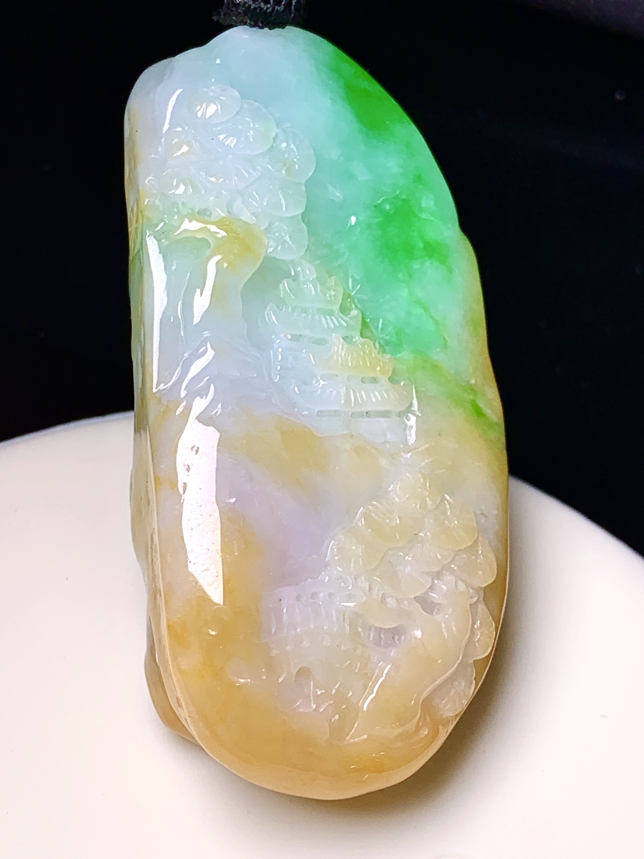 飘黄绿翡山水牌子吊坠 玉质细腻 色泽艳丽清新 水润亮眼 整体尺寸55.5*27*14.2 w1