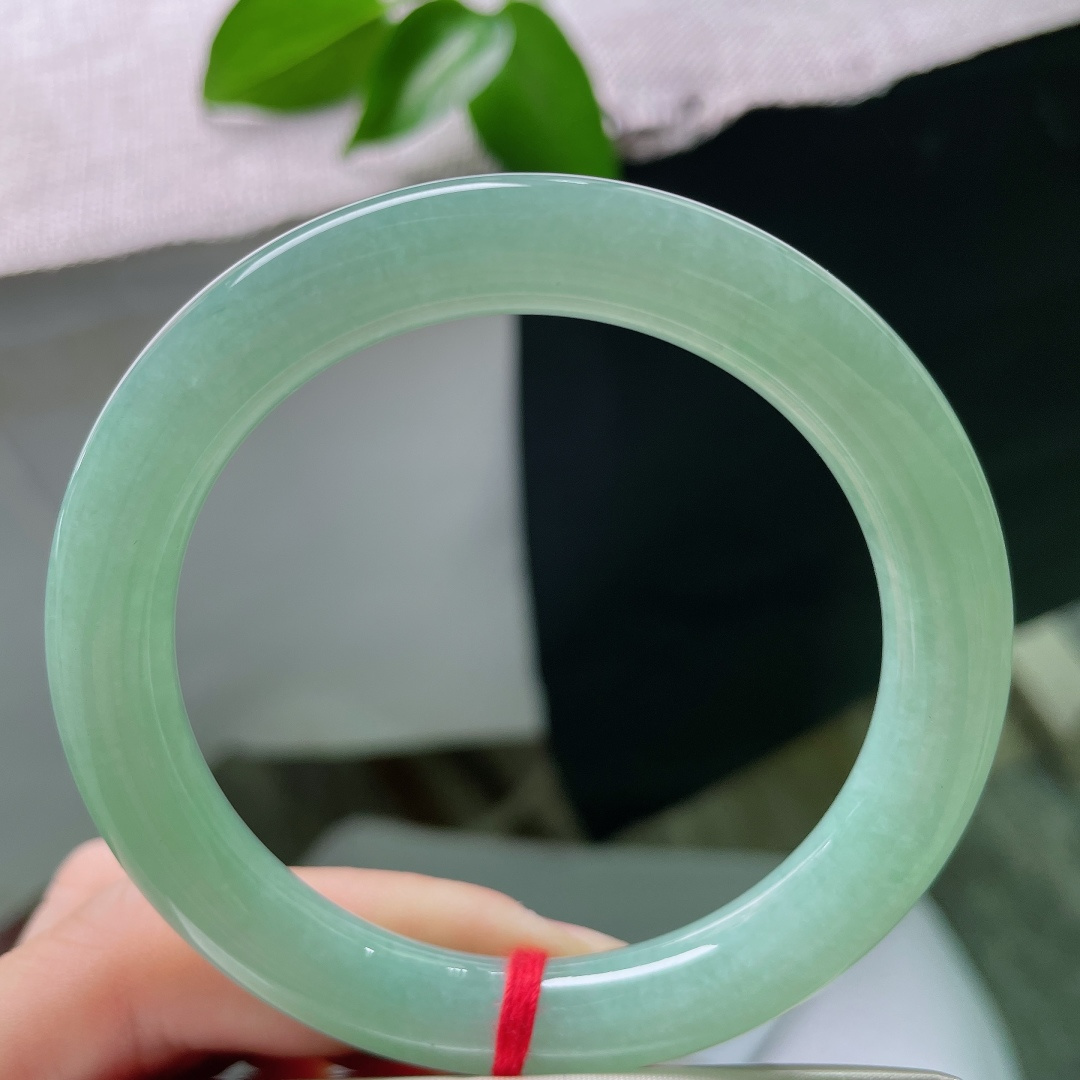 56.7/9.8，绿底正圈，无裂，底色清新，玉质温润匀净，淡淡的青绿如湖水，柔和治愈，温柔日常款。s