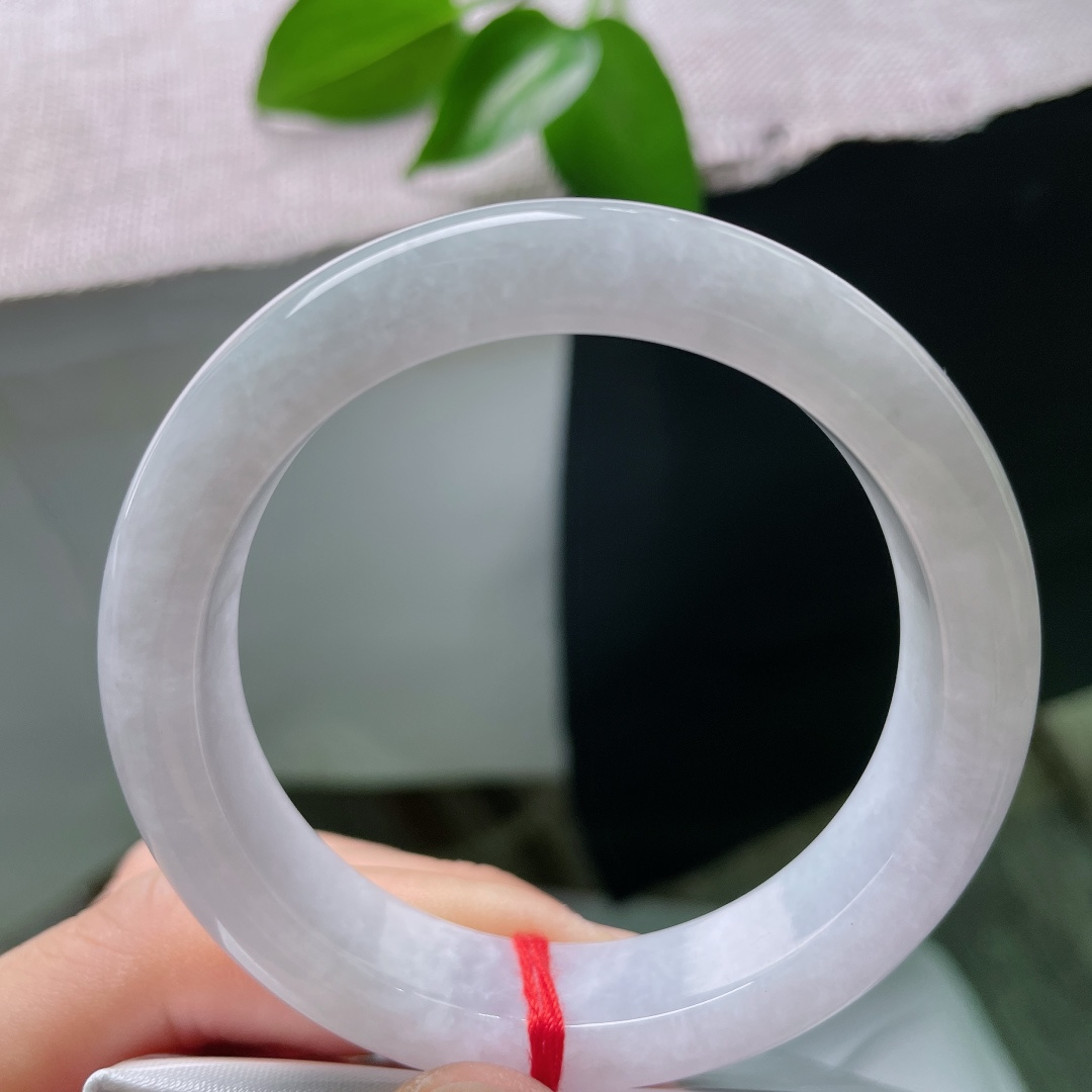 53/12.8/8.5，白月光正圈，晶体线，糯润洁白玉底，质地细腻柔和，素净通透，简约平安镯型，温润干净如月光。ss59580a