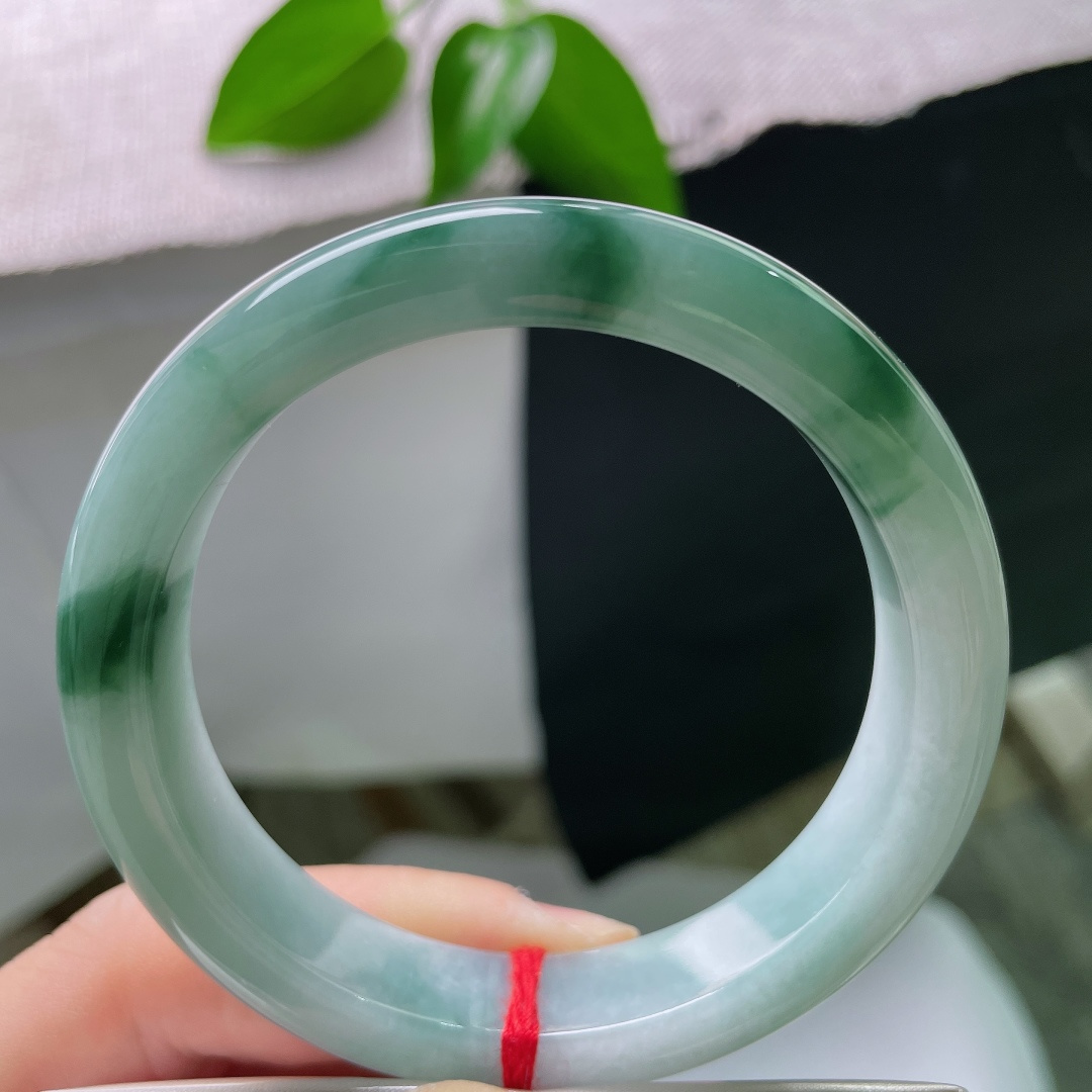 55.4./11.6/8.6，飘花正圈，棉线，底子细腻，蓝色飘花随性散落，好似清风把山野的花叶吹落，