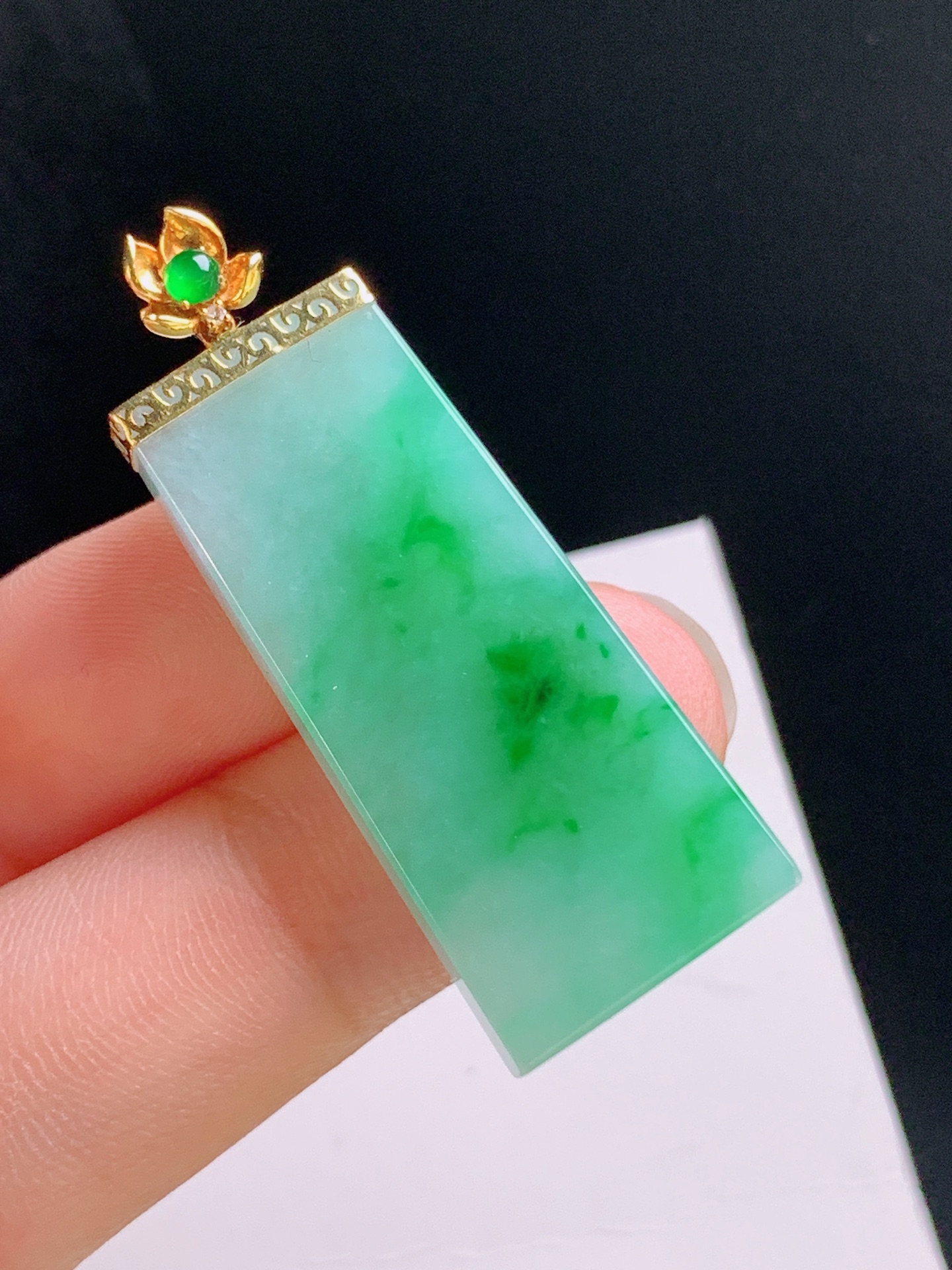 ️ 冰飘绿无事牌吊坠，色正浓郁，金扣搭配，寓意平安显贵 裸石34.6-15.3-4.1 整体41.6 30