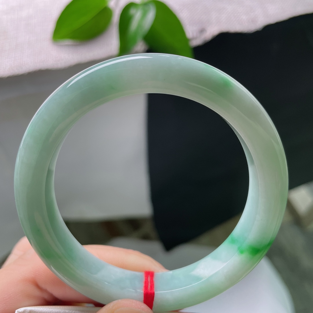 54.6/18.2/9.3，飘绿正圈，一点棉线，通透温润，一抹鲜亮绿丝流淌其间，水头清亮，清雅耐看，简约又有亮点。ss59403a