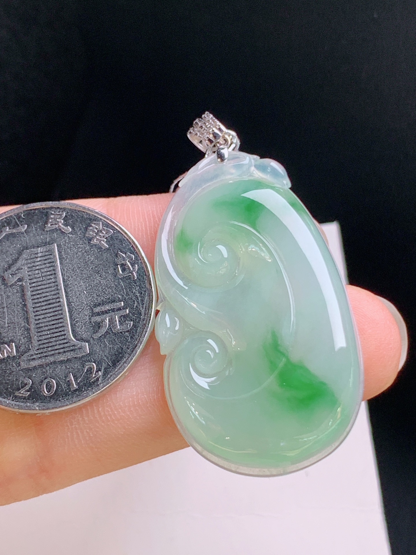 ️ 冰种绿如意吊坠，水润通透，钻镶挂扣，寓意顺心如意 裸石36.5-22.1-5.1 整体44.2 11