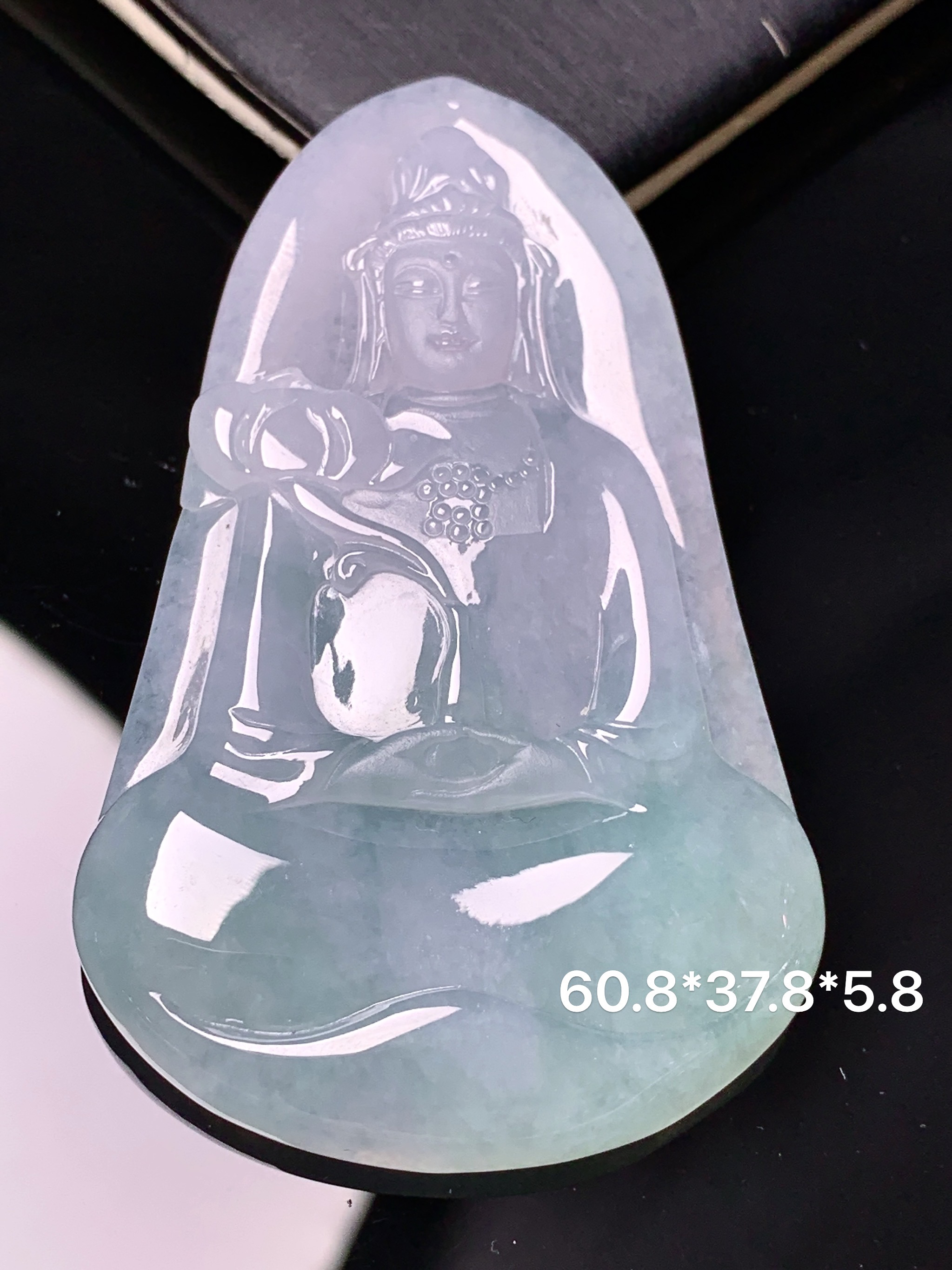 飘绿观音菩萨吊坠 玉质细腻 色泽艳丽清新 水润亮眼 整体尺寸60.8*37.8*5.8 d1