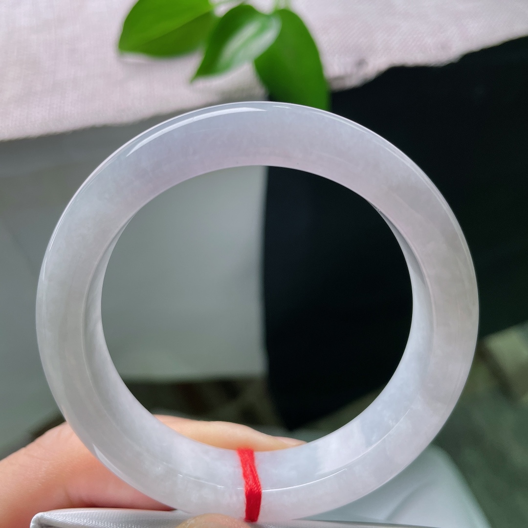 53/12.8/8.5，白月光正圈，晶体线，糯润洁白玉底，质地细腻柔和，素净通透，简约平安镯型，温润