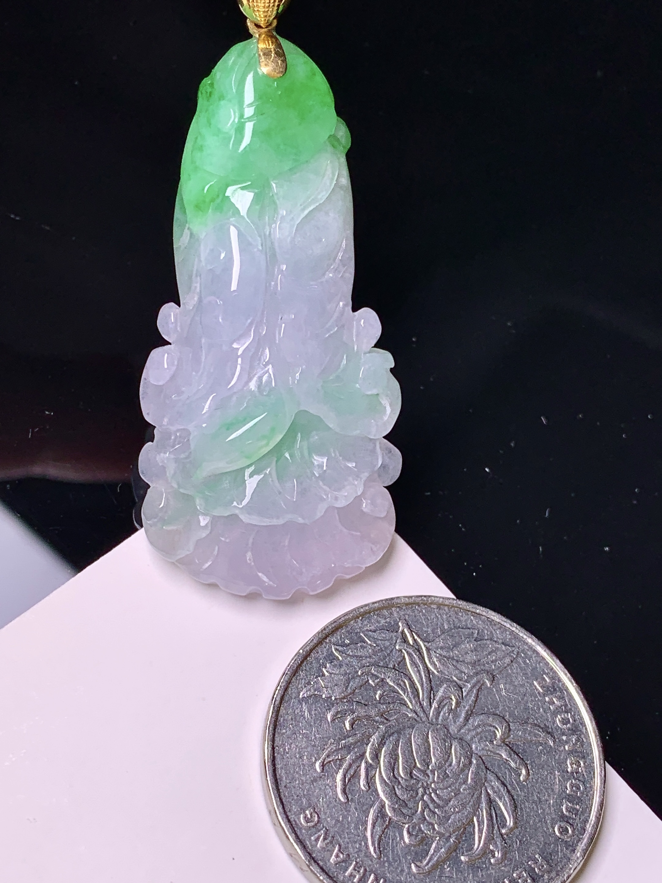 18k金镶嵌飘绿白菜吊坠 玉质细腻 色泽艳丽清新 水润亮眼 整体尺寸46.6*19.8*10.5 a5