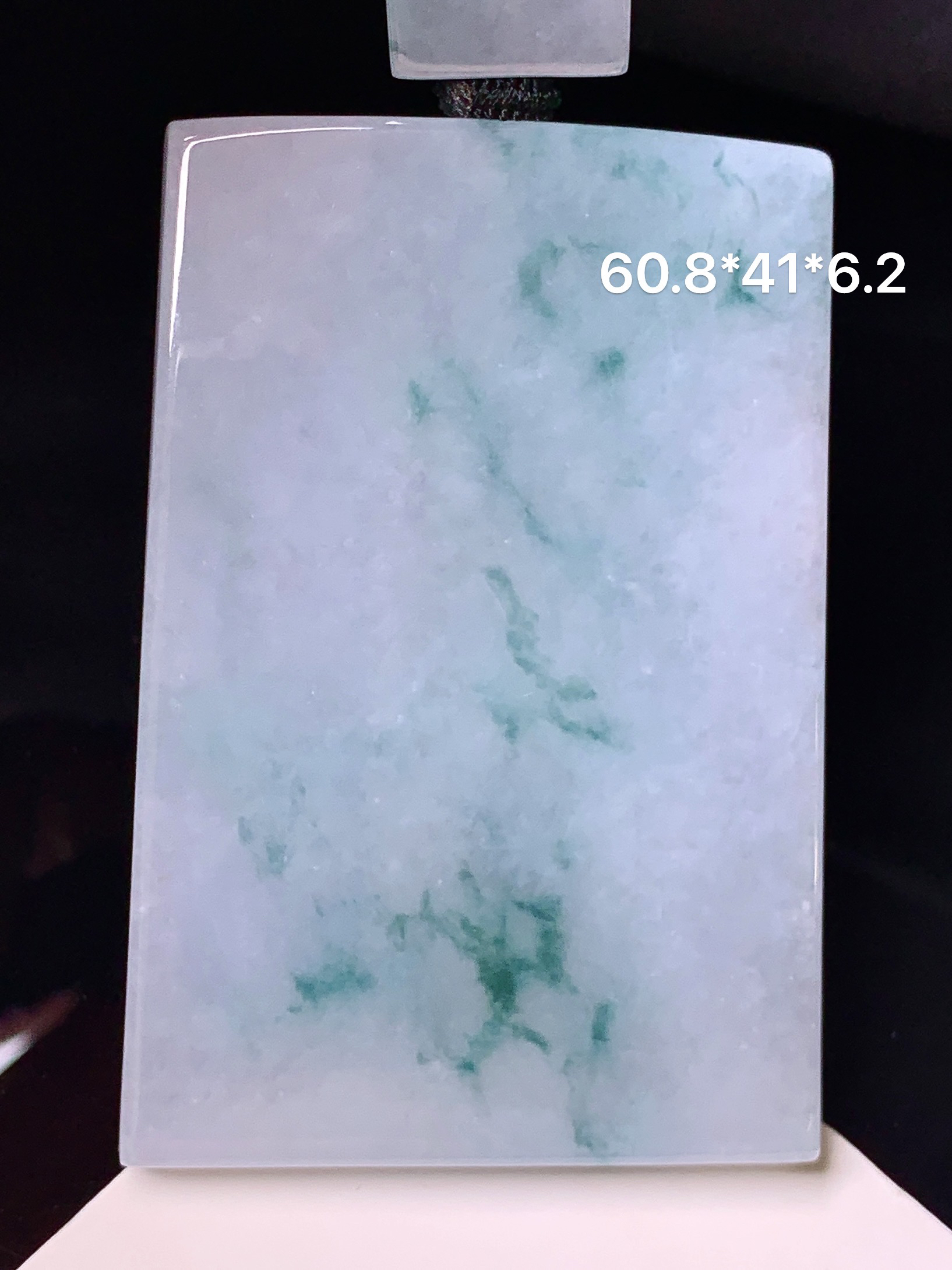 飘绿无事牌吊坠 玉质细腻 色泽艳丽清新 水润亮眼 整体尺寸60.8*41*6.2 w1