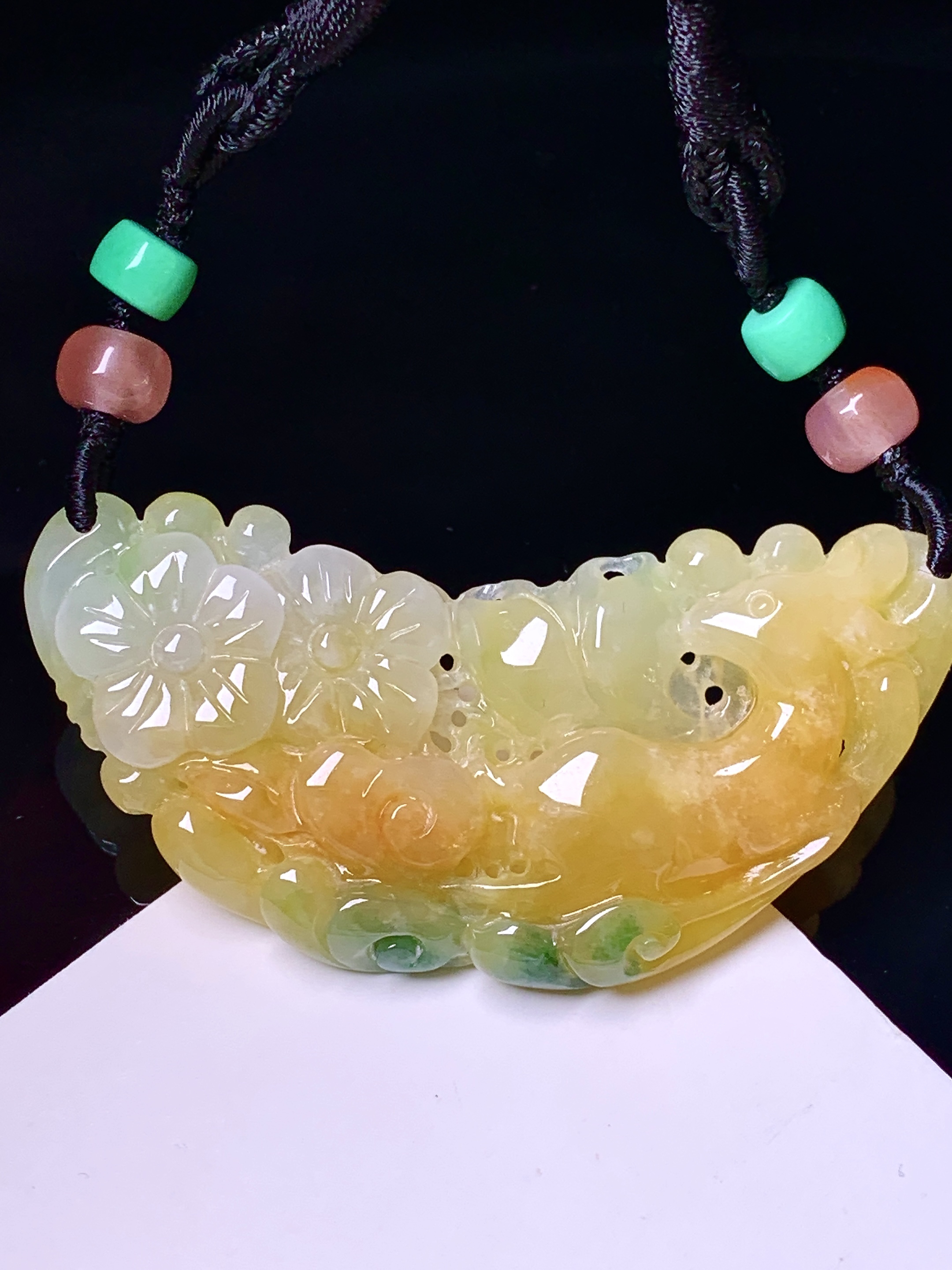 黄翡飘绿花开富贵吊坠 玉质细腻 色泽艳丽清新 水润亮眼 整体尺寸54*24.5*6.3 w1