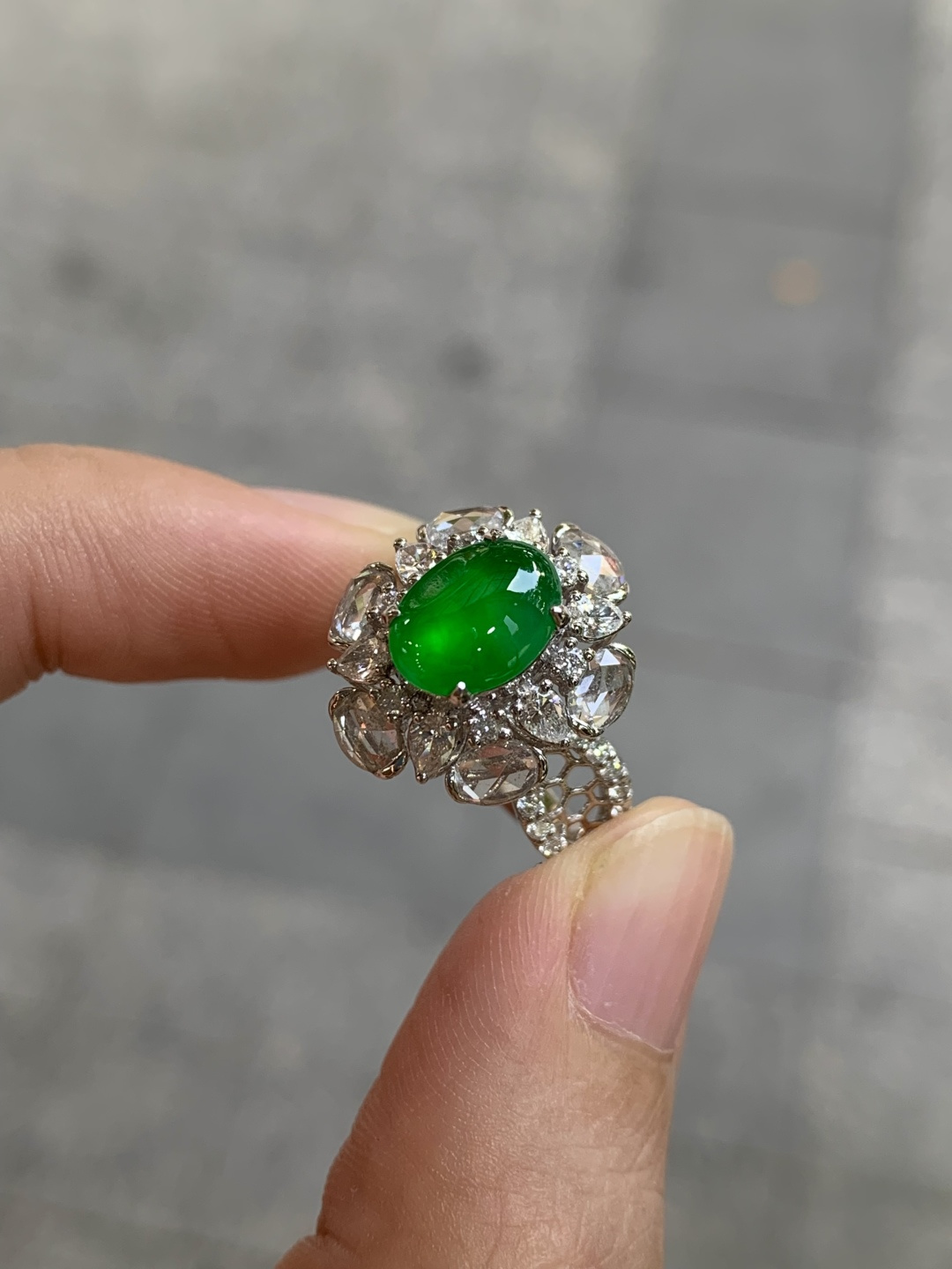 阳绿蛋面戒指，无裂，18k金镶嵌，强烈推荐，8.9-6.6-2.6