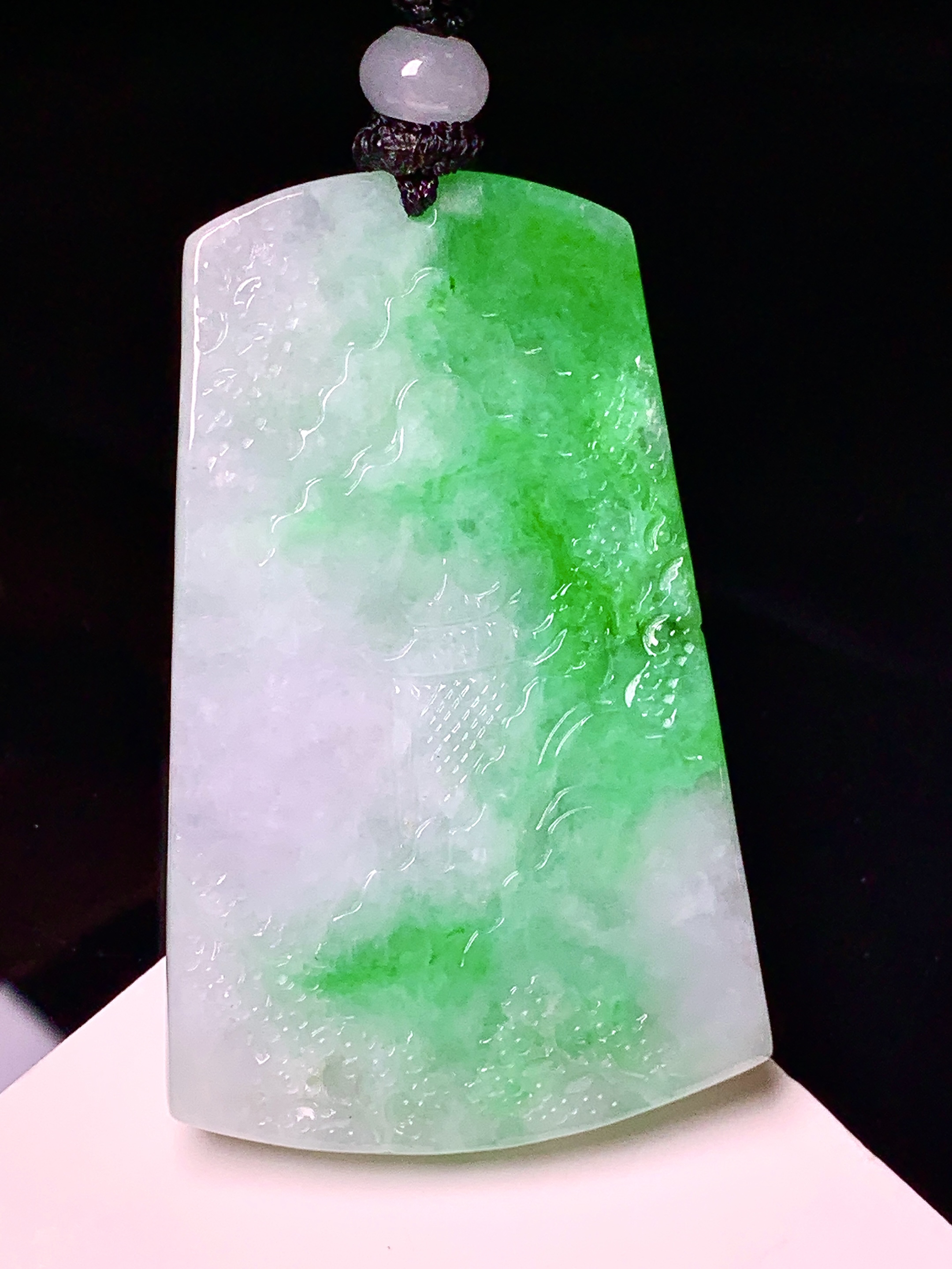 飘绿山水牌子吊坠 玉质细腻 色泽艳丽清新 水润亮眼 整体尺寸50.8*31.6*5.8 w1