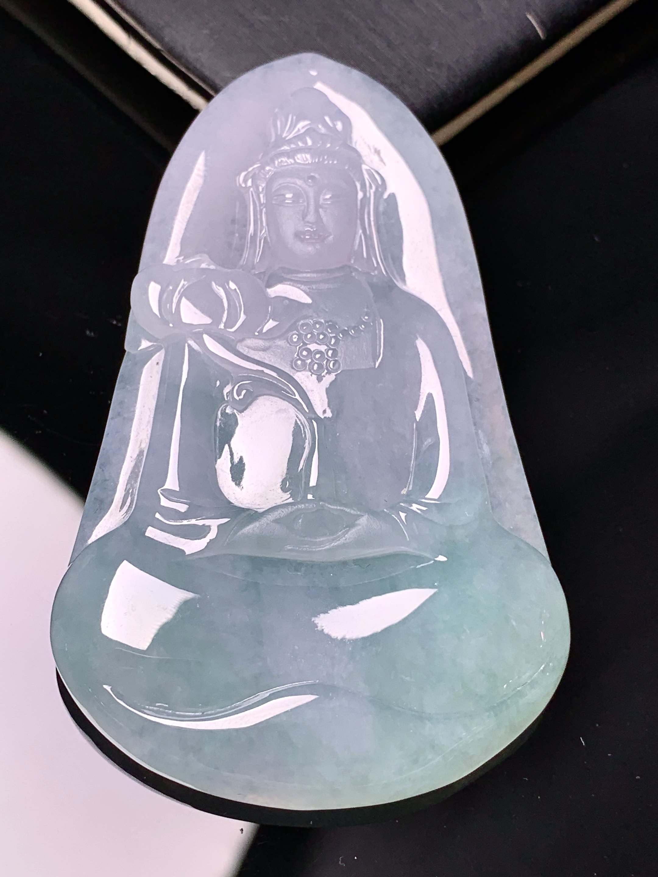 飘绿观音菩萨吊坠 玉质细腻 色泽艳丽清新 水润亮眼 整体尺寸60.8*37.8*5.8 d1