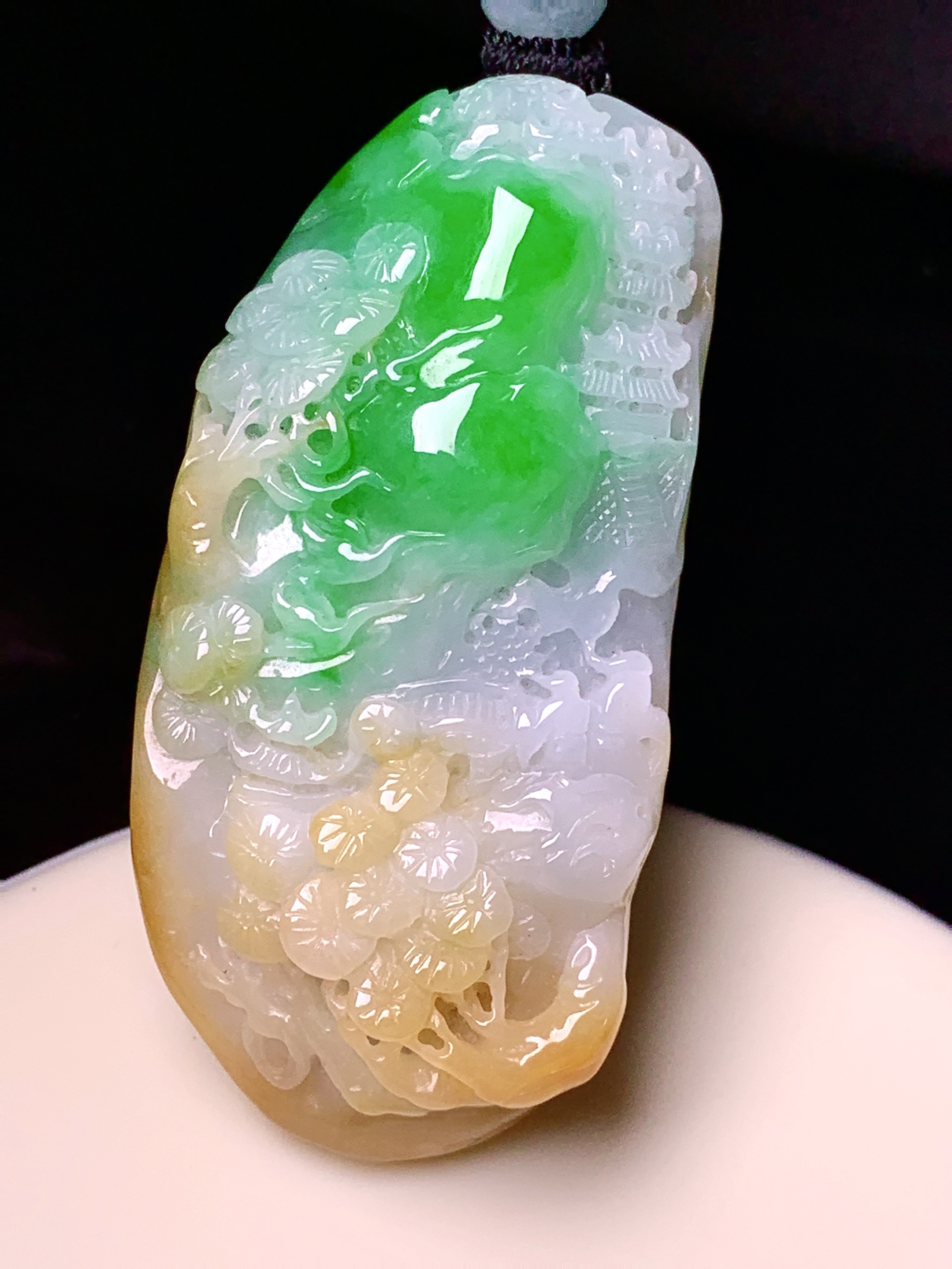 飘黄绿翡山水牌子吊坠 玉质细腻 色泽艳丽清新 水润亮眼 整体尺寸55.5*27*14.2 w1