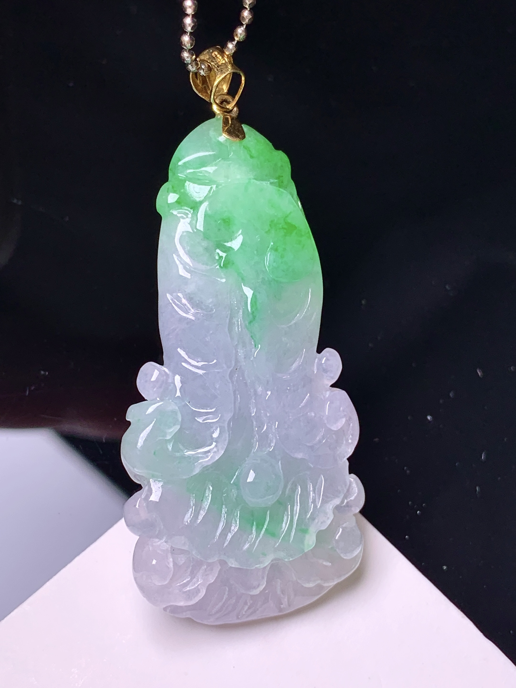 18k金镶嵌飘绿白菜吊坠 玉质细腻 色泽艳丽清新 水润亮眼 整体尺寸46.6*19.8*10.5 a5