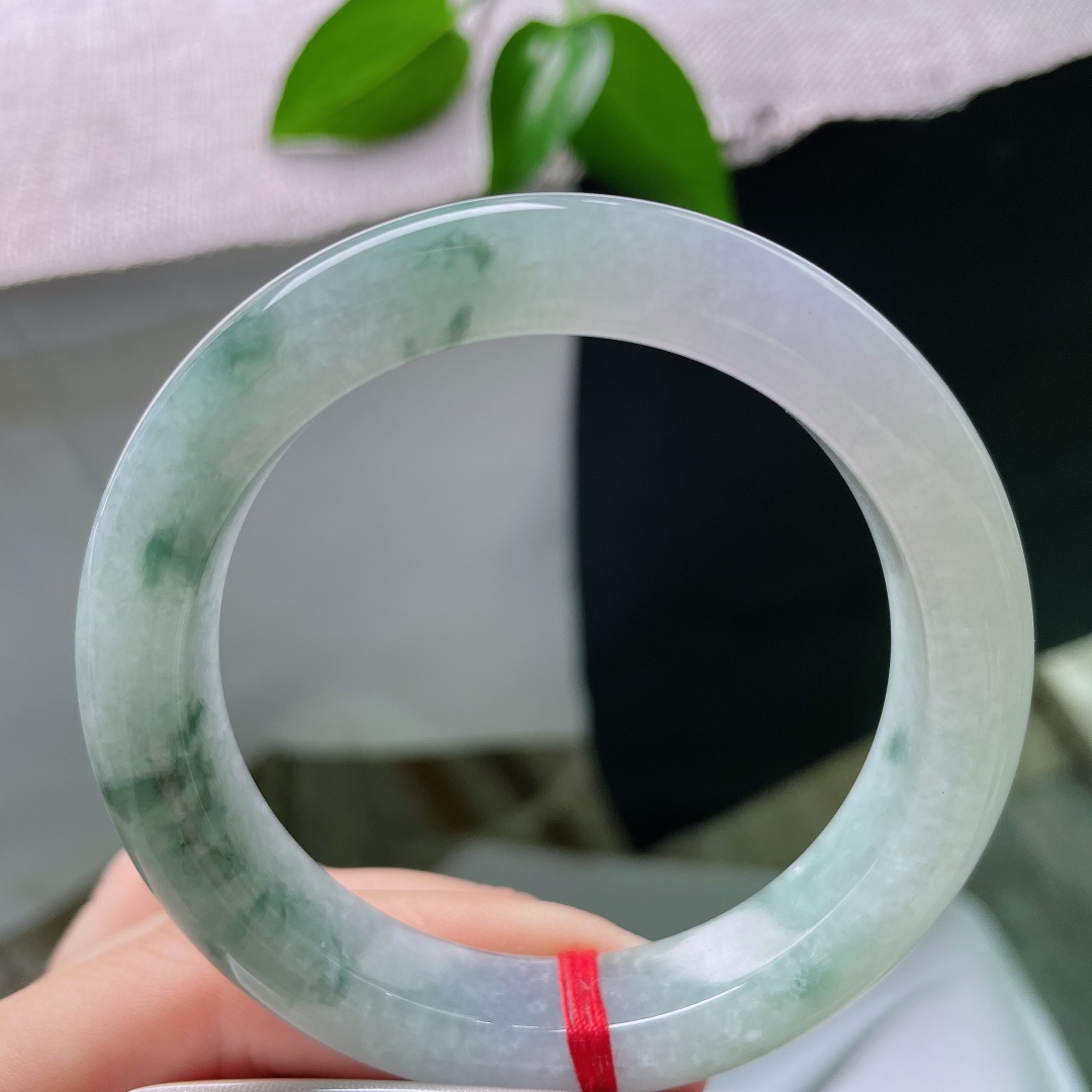 54.7/12/9.3，飘花正圈，晶体线，冰润通透玉质，灵动蓝花随性漫染镯身，似远山烟云缭绕，意境悠远诗意盎然。ss59552a