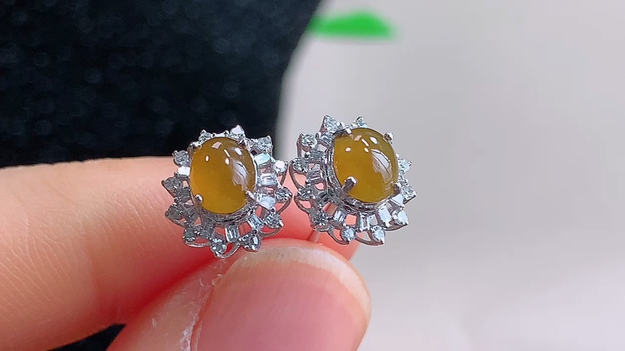️ 18K金伴钻黄翡蛋面耳钉，无裂，尺寸取一5.4-4.4-2.0mm，包A附证书