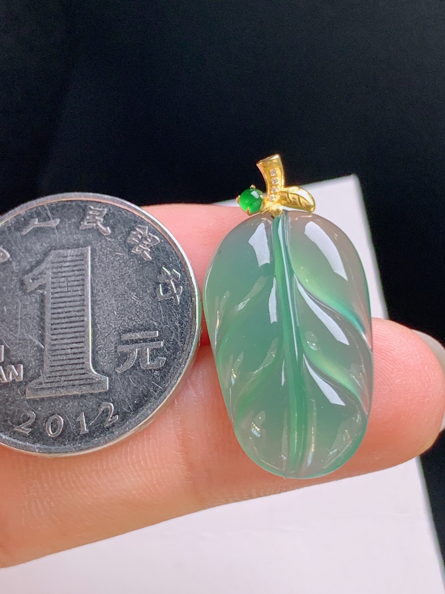 ️ 冰种晴绿树叶吊坠，晴水绿底，金扣搭配，寓意事业有成 裸石23.5-14.8-4.5 整体29.3 530923