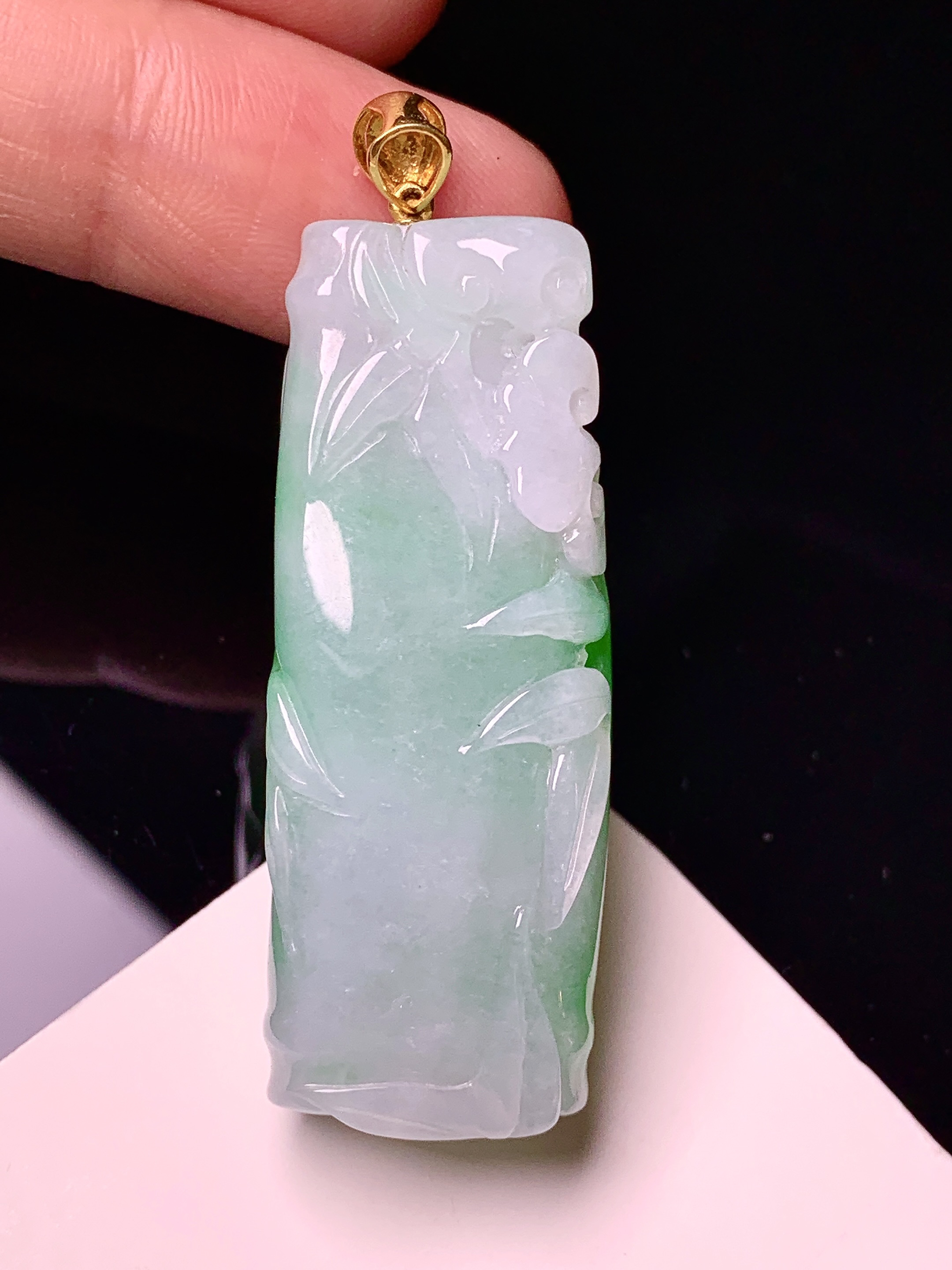 18k金飘绿竹节吊坠 玉质细腻 色泽艳丽清新 水润亮眼 裸石尺寸43.8*17*9.5 a5