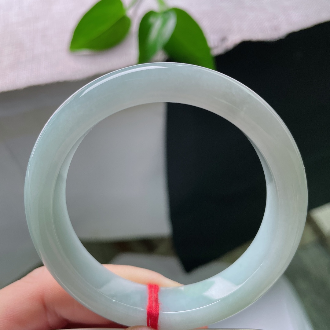 55/12.5/8.6，蓝底正圈，一点皮纹，种水通透细腻，晴调清润柔和，没有浓烈艳色，低调衬出温婉气质。ss59272a