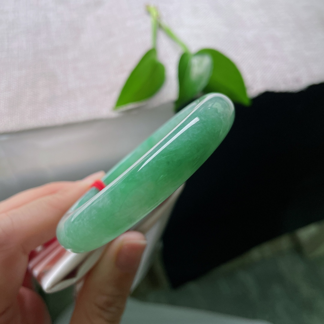 55.3/12.3/8.6，绿底正圈，无裂，通体匀净湖绿色调，冰润莹透玉质，绿意温婉绵长，腕间沉淀一池沉静山水。ss52372a