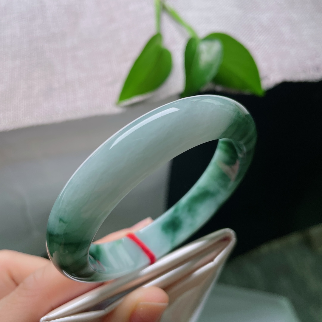 56.3/12.7/8.3，飘花正圈，棉线，清润冰白底色，蓝绿飘花如云烟漫淌镯身，水墨晕染，腕间尽览烟雨山河意境。ss59336a