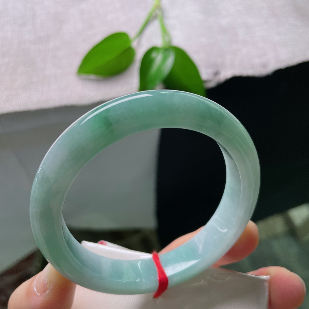 56.4/12.1/9，蓝底正圈，一点皮纹，玉质通透细腻，色调静谧柔和，上手清冷显白，百搭耐看。ss59263a