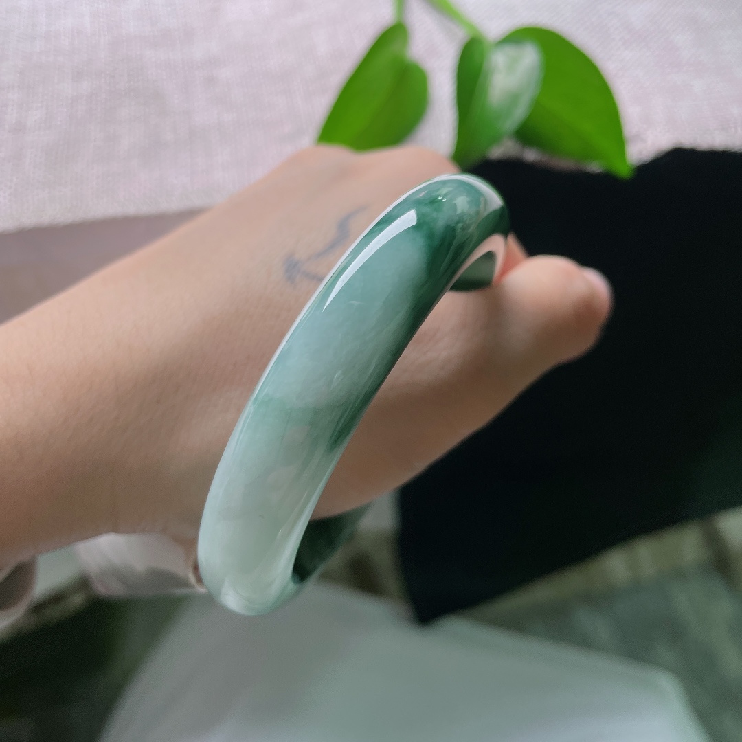 56.3/12.7/8.3，飘花正圈，棉线，清润冰白底色，蓝绿飘花如云烟漫淌镯身，水墨晕染，腕间尽览烟雨山河意境。ss59336a