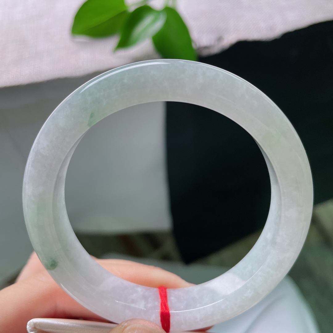 54.8/11.3/8.9，飘花正圈，无裂，2玉质细腻温润，素净白底干净柔和，淡淡翠色若隐若现，镯型周正端庄大气。ss59548a