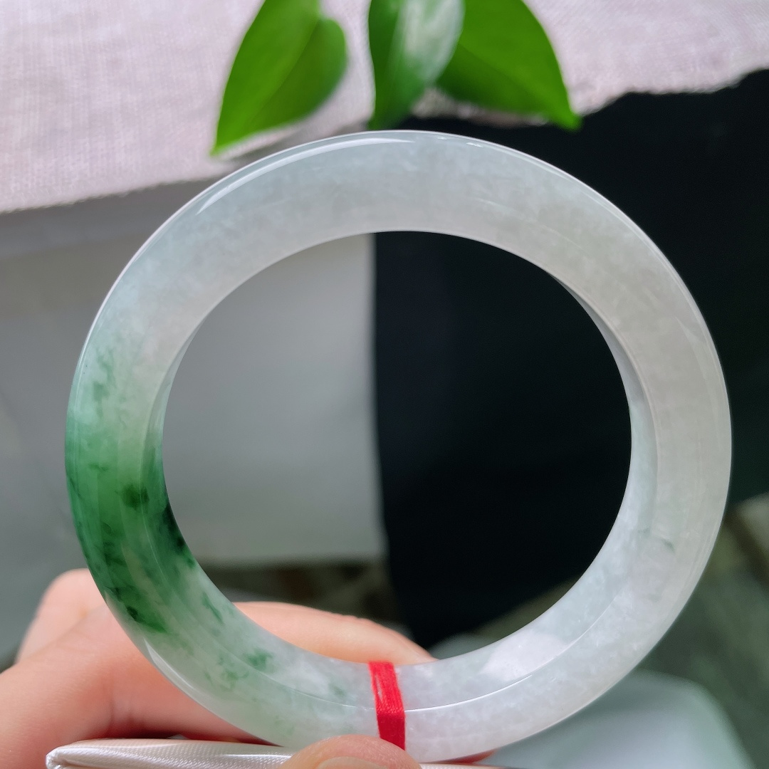 53.7/10.8/9.4，飘花正圈，一点皮纹，半圈清素冰白，半圈浓郁墨绿，山水晕染过渡自然，复古圆条，腕间揽尽山河诗意。ss59532a