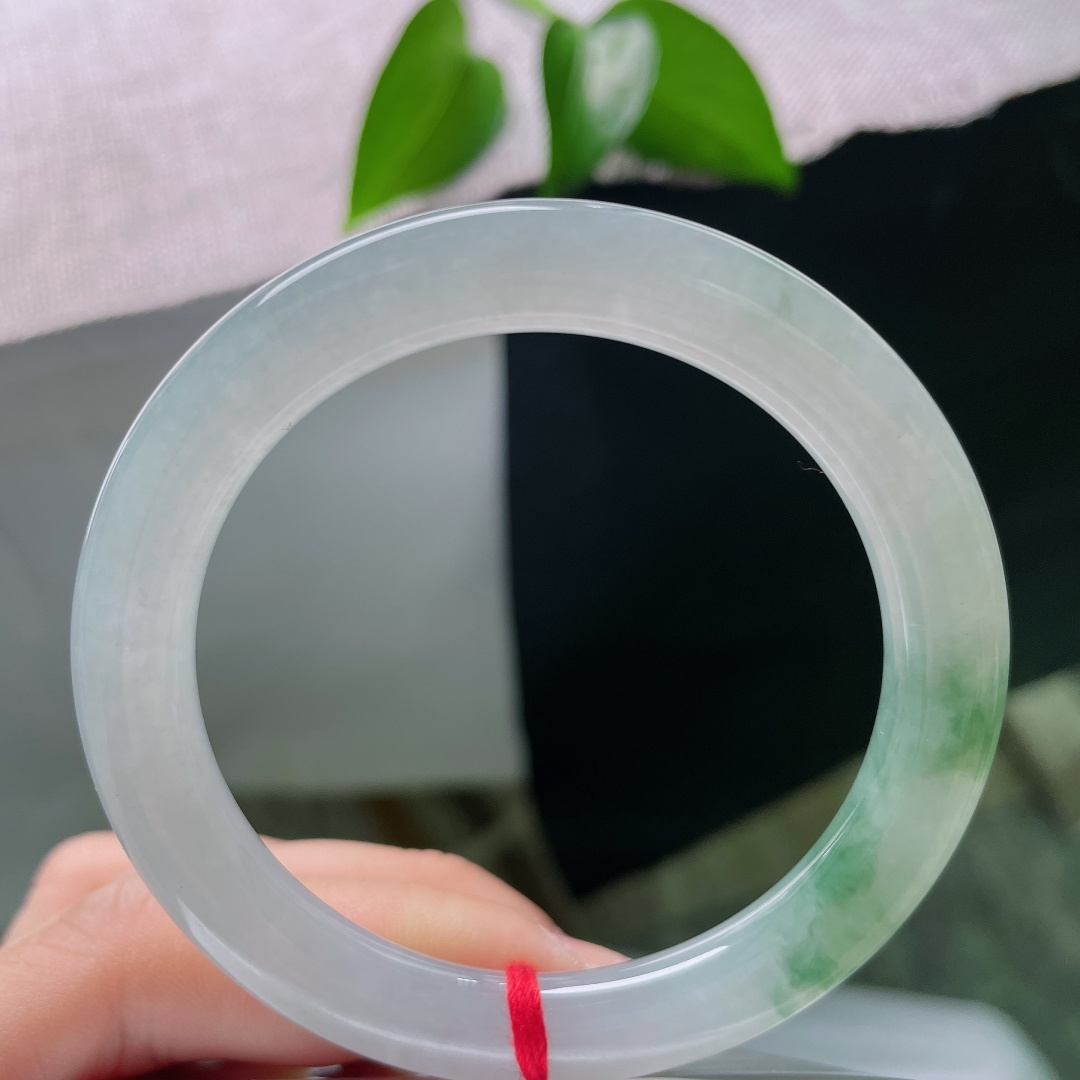 53/9.1，飘花圆条，棉线，冰润清透底色，一隅翠色悠然晕染，素底衬鲜绿，复古圆条，腕间藏一抹山野清