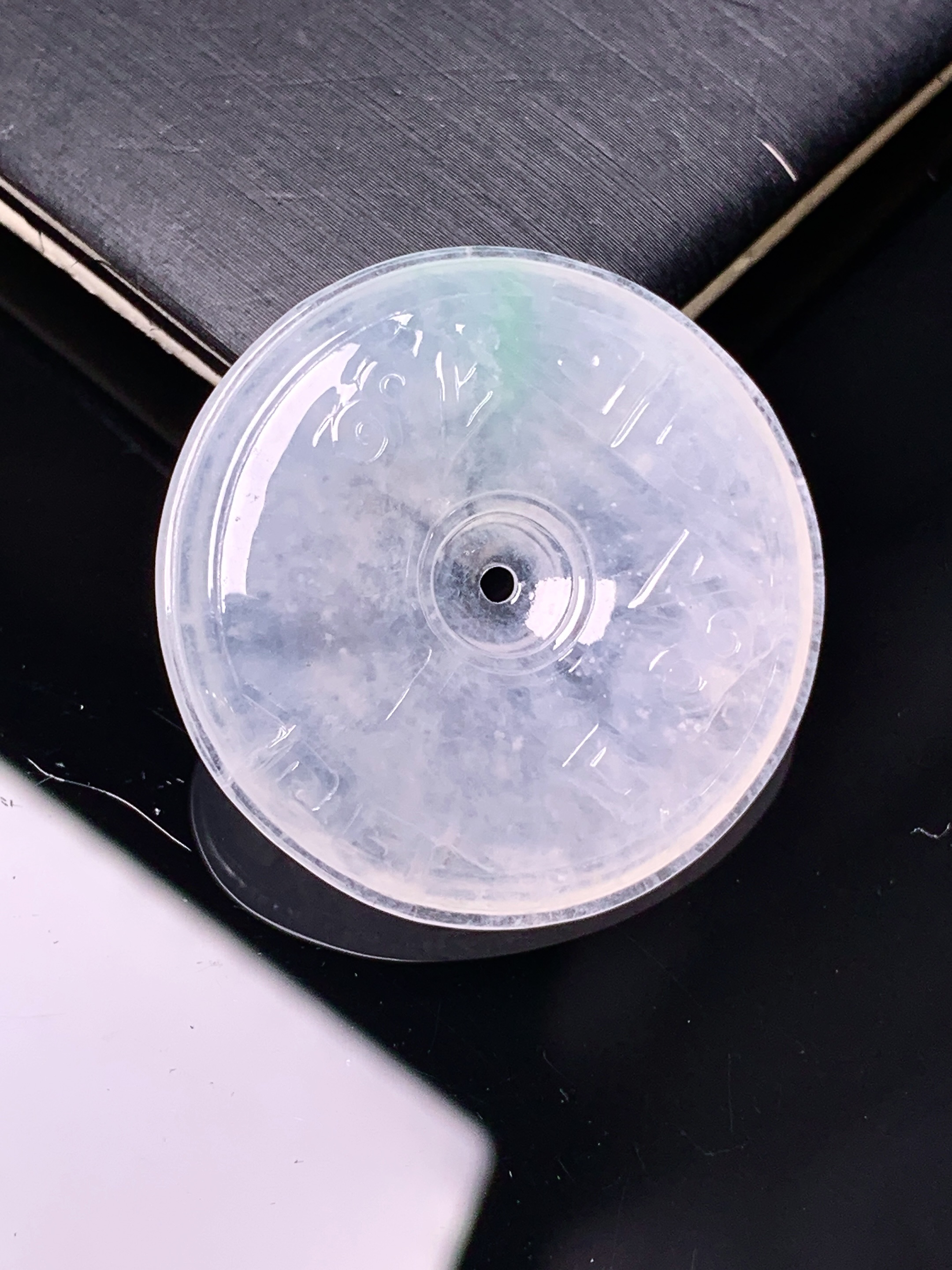 冰种仿古平安扣吊坠 玉质细腻 色泽艳丽清新 水润亮眼 整体尺寸30.5*5.5 d1