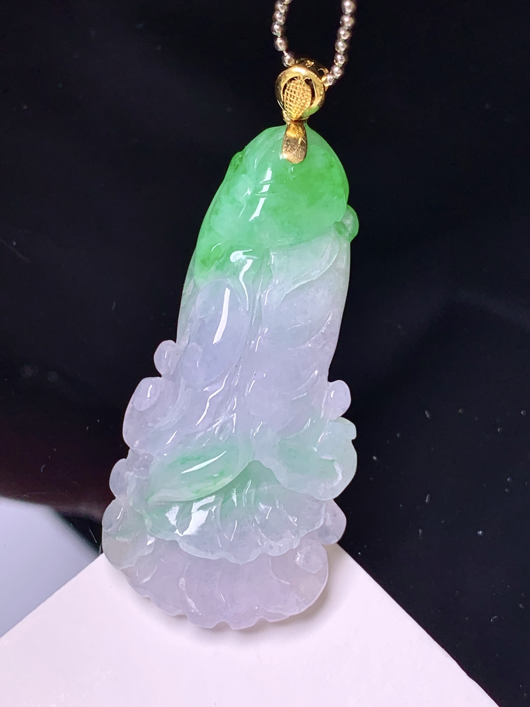 18k金镶嵌飘绿白菜吊坠 玉质细腻 色泽艳丽清新 水润亮眼 整体尺寸46.6*19.8*10.5 a5