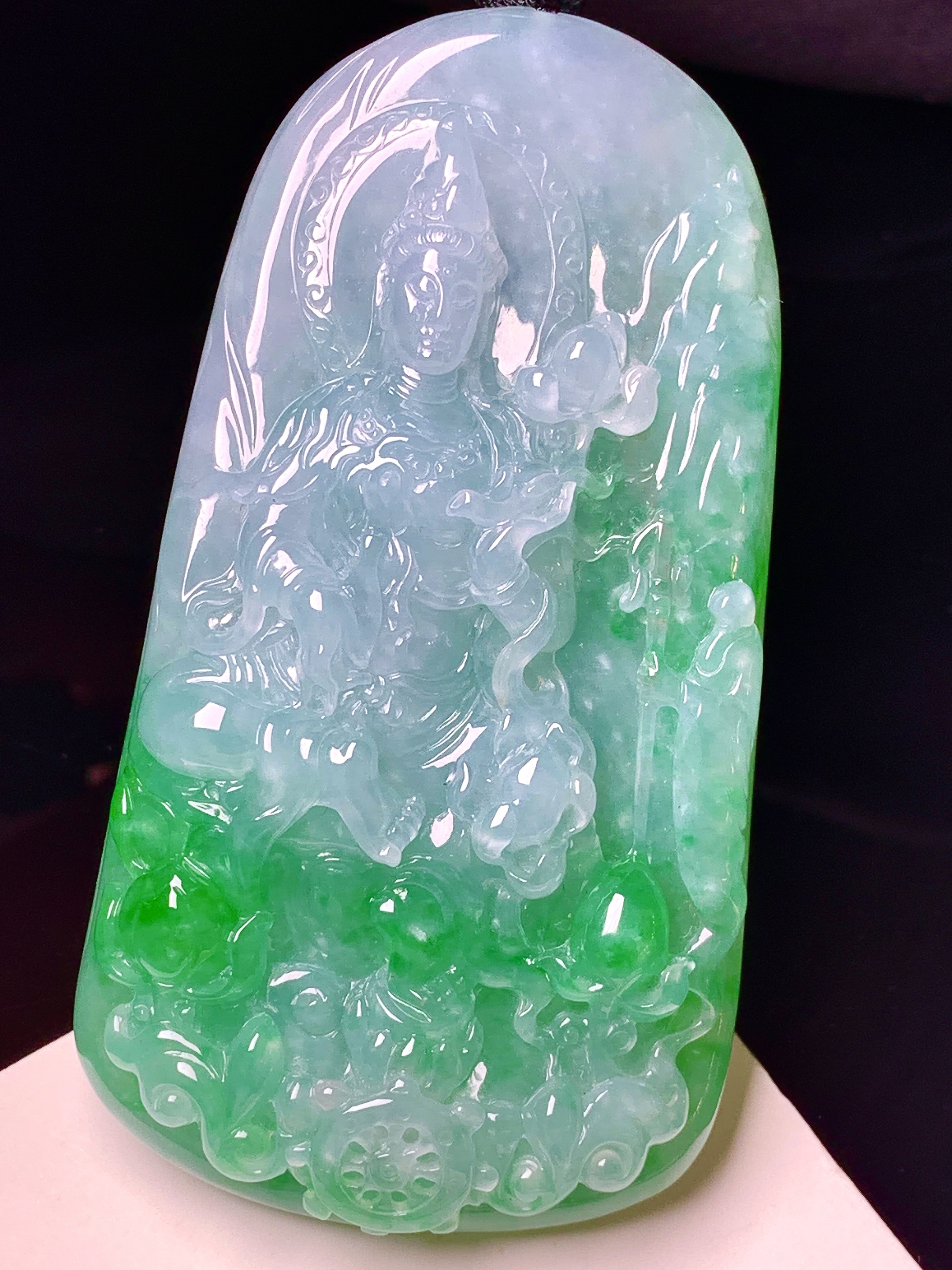 飘绿观音菩萨吊坠 玉质细腻 色泽艳丽清新 水润亮眼 整体尺寸74.2*48.2*12 w1