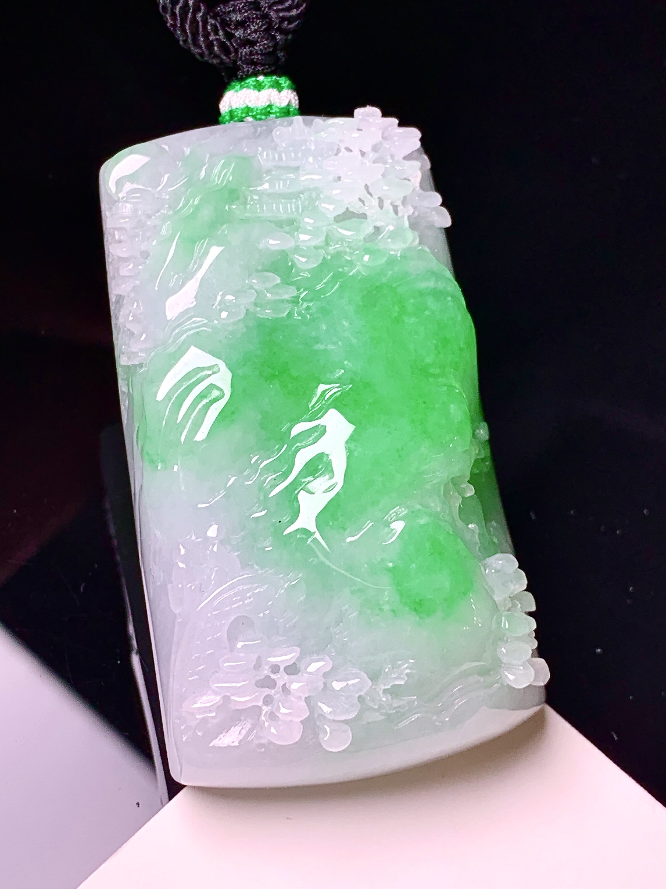 飘黄山水牌子吊坠 玉质细腻 色泽艳丽清新 水润亮眼 整体尺寸48.2*27.6*14.3 a5