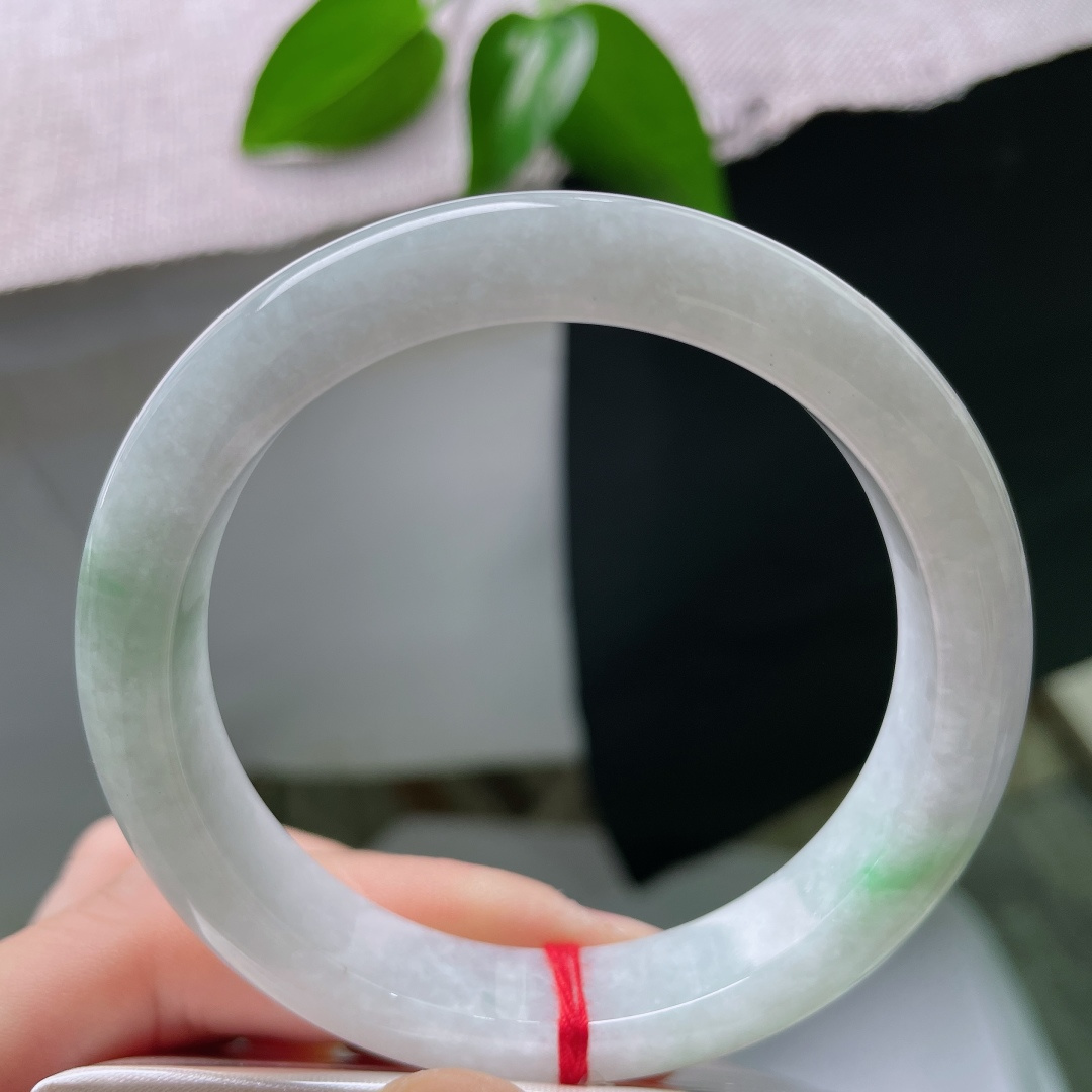 55.1/11.3/8.5，飘花正圈，无裂，温润白净玉底，几缕清新淡绿悠然点缀，翠色轻柔弥散，清雅柔和，灵气盎然。ss59533a