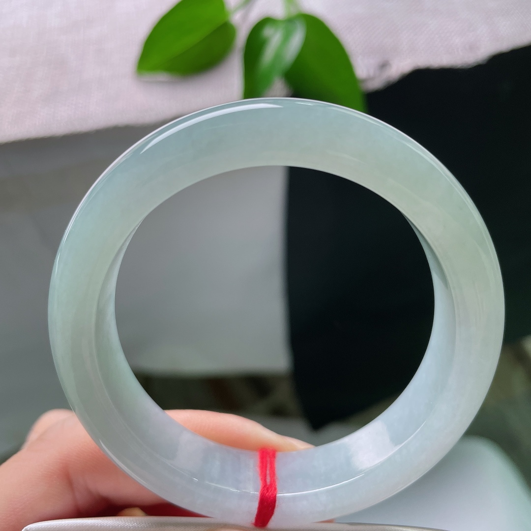 53.5/13.1/8.9，蓝底正圈，晶体，冰种质地匀净细腻，满圈淡雅晴色调，水头清亮，平安镯型端庄周正。ss59106a