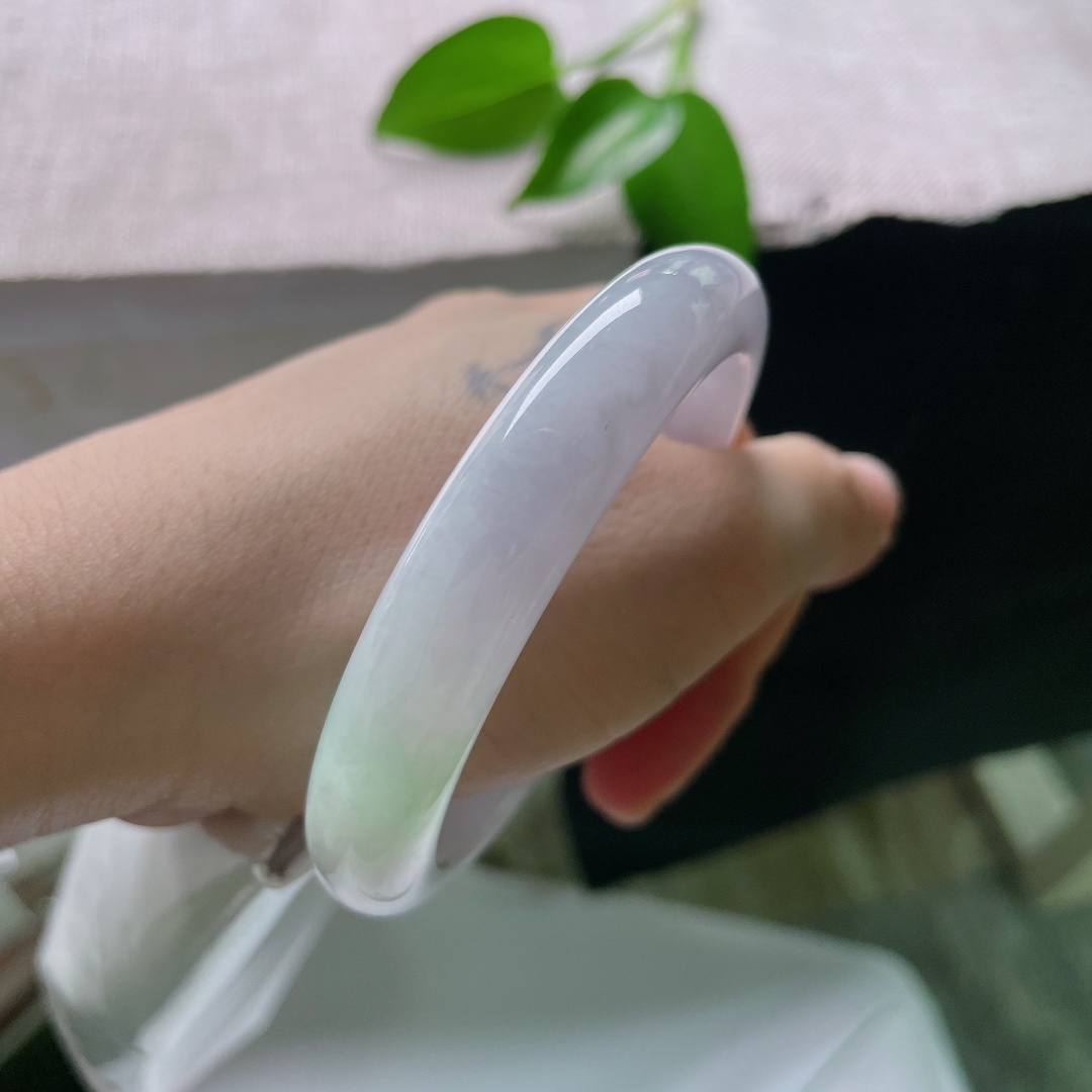 56.9/11.4/8.5，春彩正圈，晶体线，朦胧淡紫为底，一隅清新翠色温柔晕染，紫韵清雅，翠色鲜活，气韵温婉动人。ss59577a