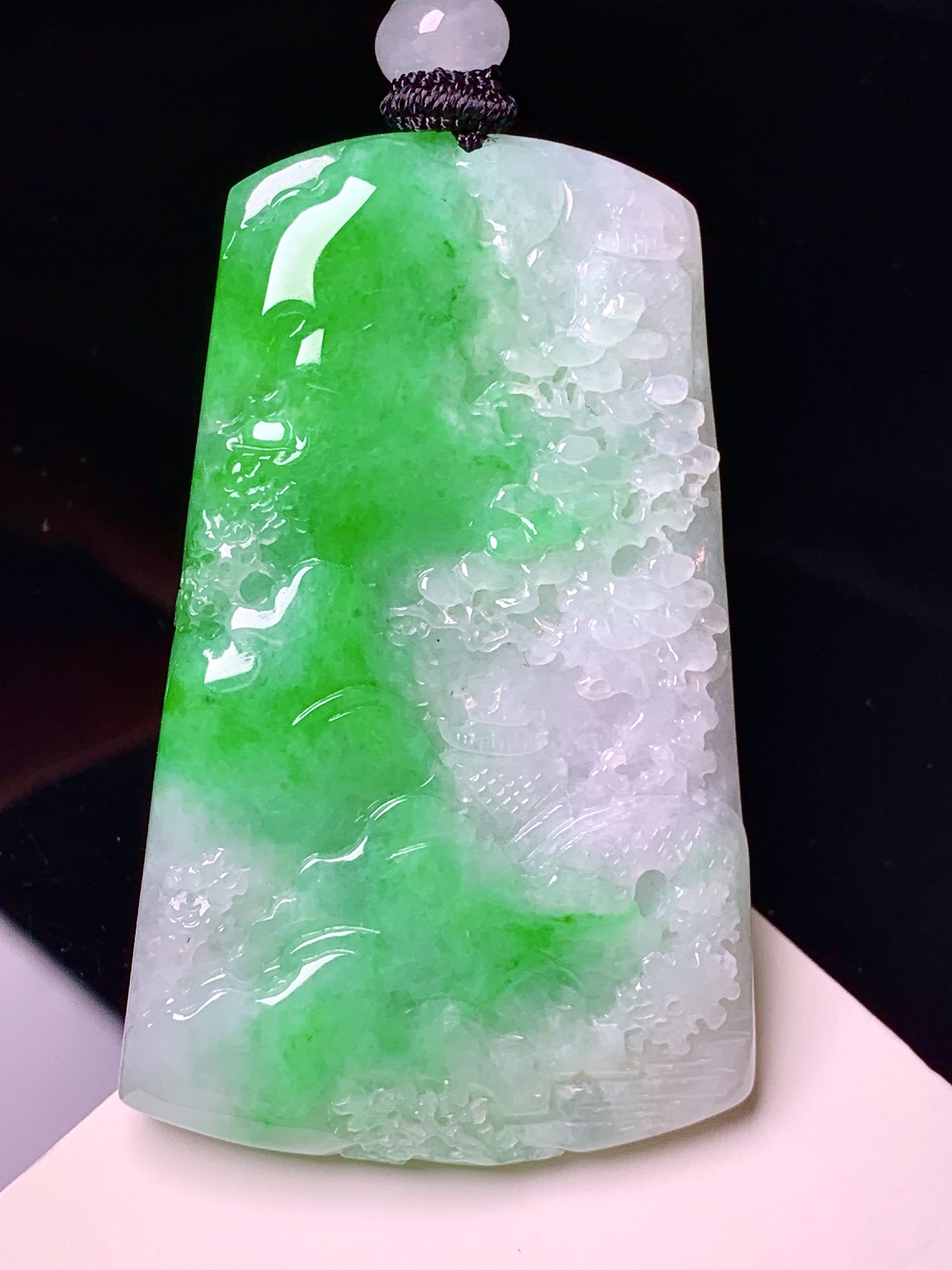 飘绿山水牌子吊坠 玉质细腻 色泽艳丽清新 水润亮眼 整体尺寸50.8*31.6*5.8 w1