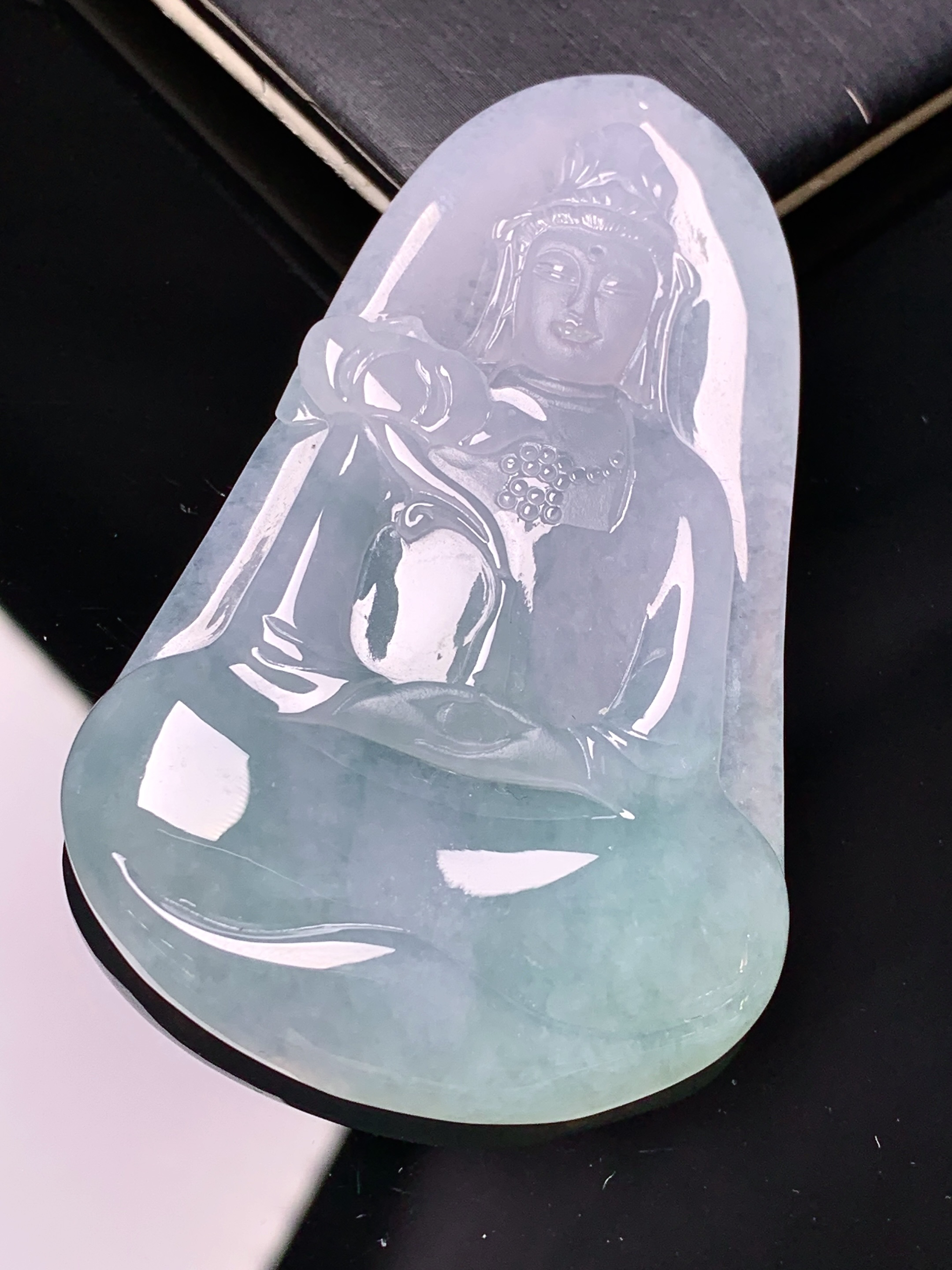 飘绿观音菩萨吊坠 玉质细腻 色泽艳丽清新 水润亮眼 整体尺寸60.8*37.8*5.8 d1