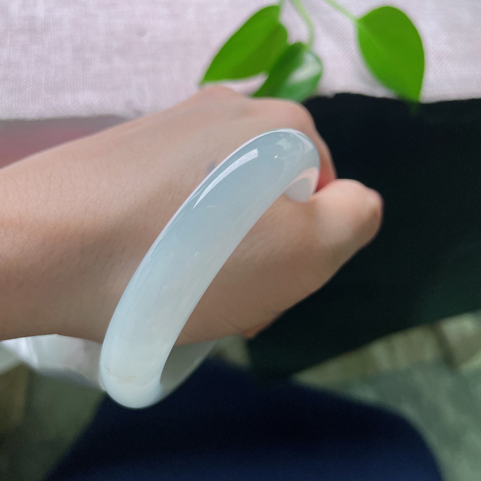 54.8/12/8.0，蓝底正圈，完美，玉质冰润细腻，金斑似落霞繁星，天然洒金，腕间藏浪漫光景。ss58827a