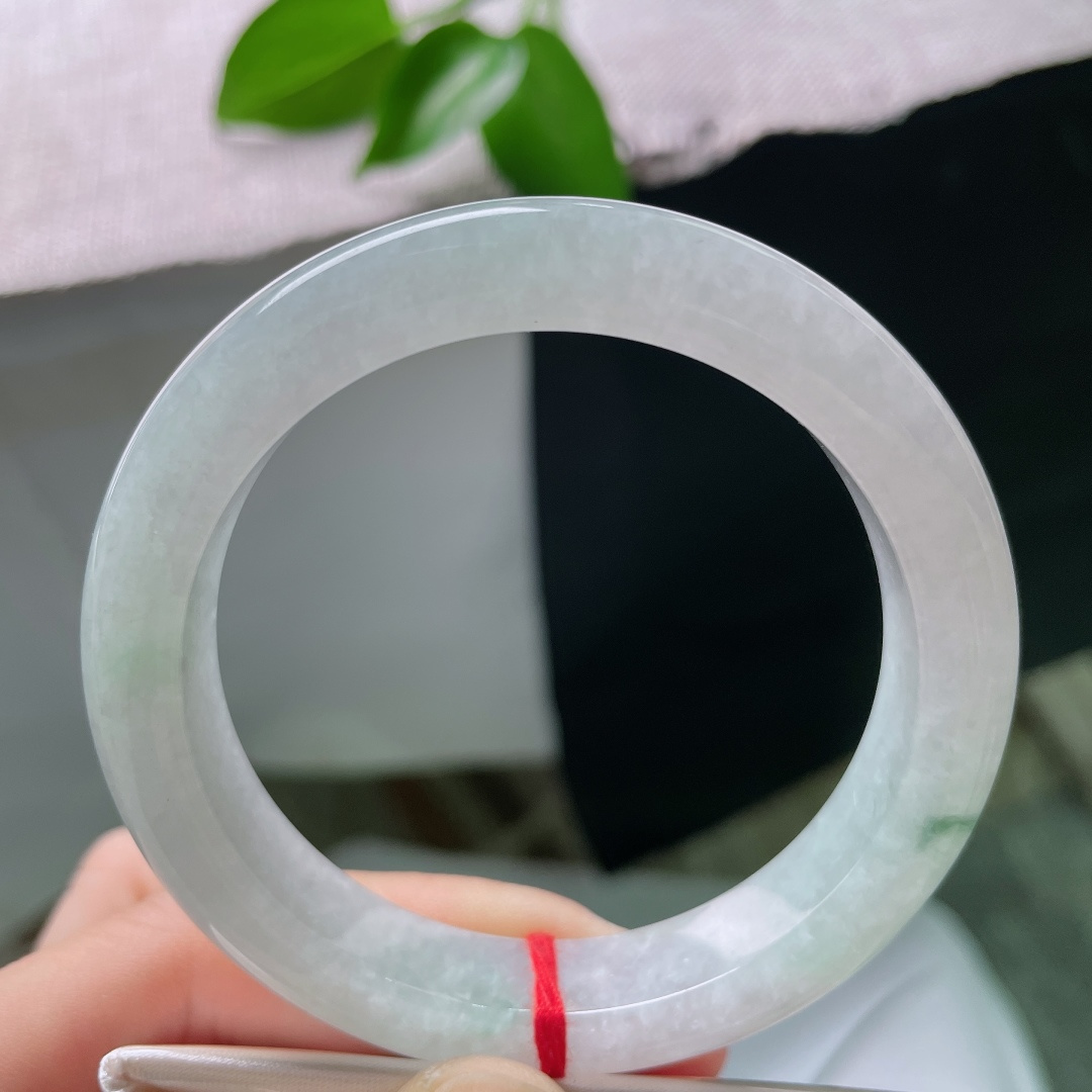 54.8/11.3/8.9，飘花正圈，无裂，2玉质细腻温润，素净白底干净柔和，淡淡翠色若隐若现，镯型周正端庄大气。ss59548a