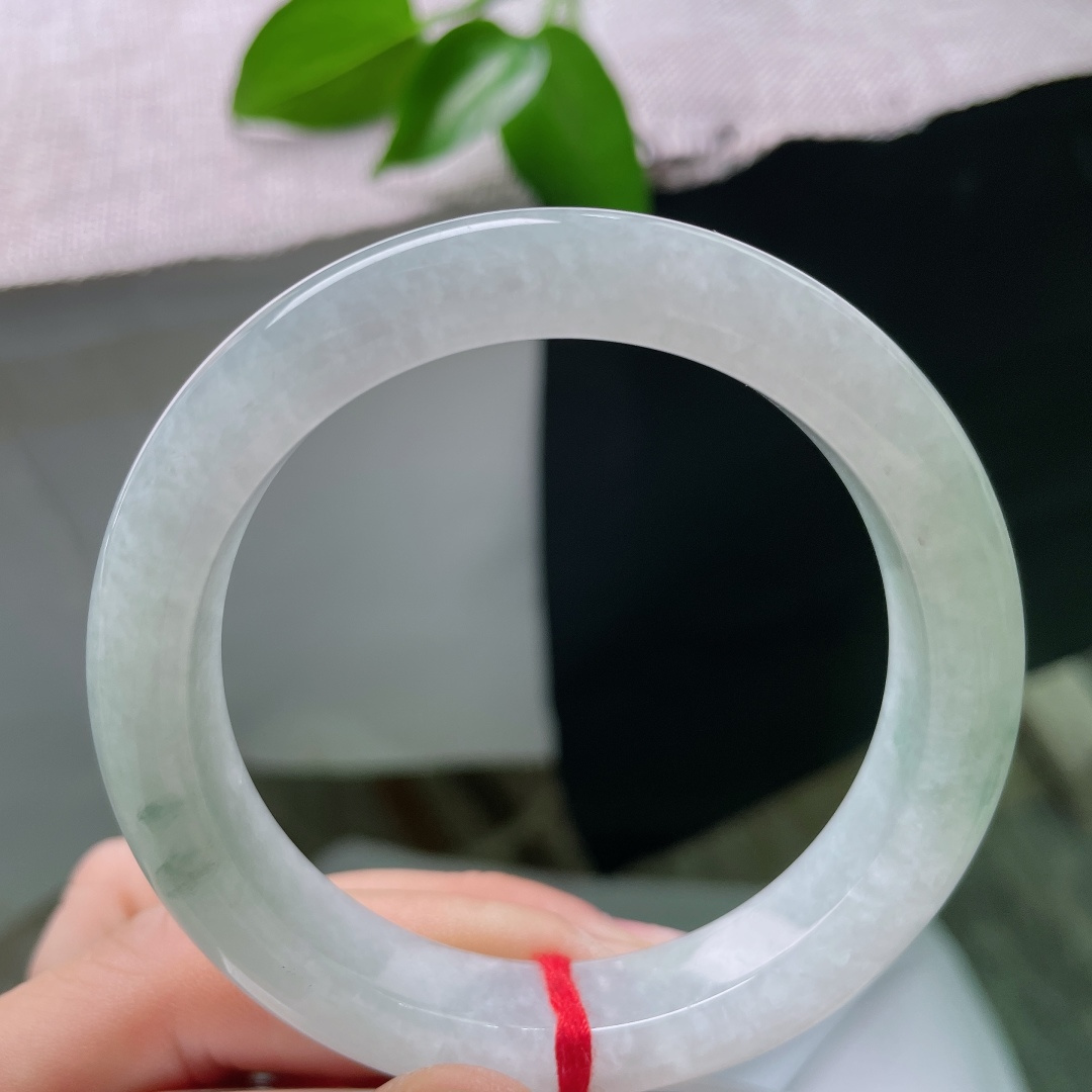 55/11.5/9.0，飘花正圈，晶体感，莹润冰质氤氲淡淡清光，飘逸蓝花游走镯间，浓淡相宜，天然写意韵味十足。ss59528a