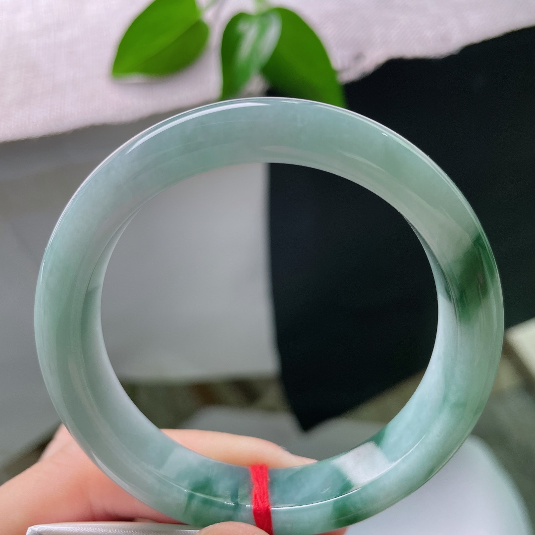 55.4./11.6/8.6，飘花正圈，棉线，底子细腻，蓝色飘花随性散落，好似清风把山野的花叶吹落，刚好落在温润的玉镯之上。ss59271a
