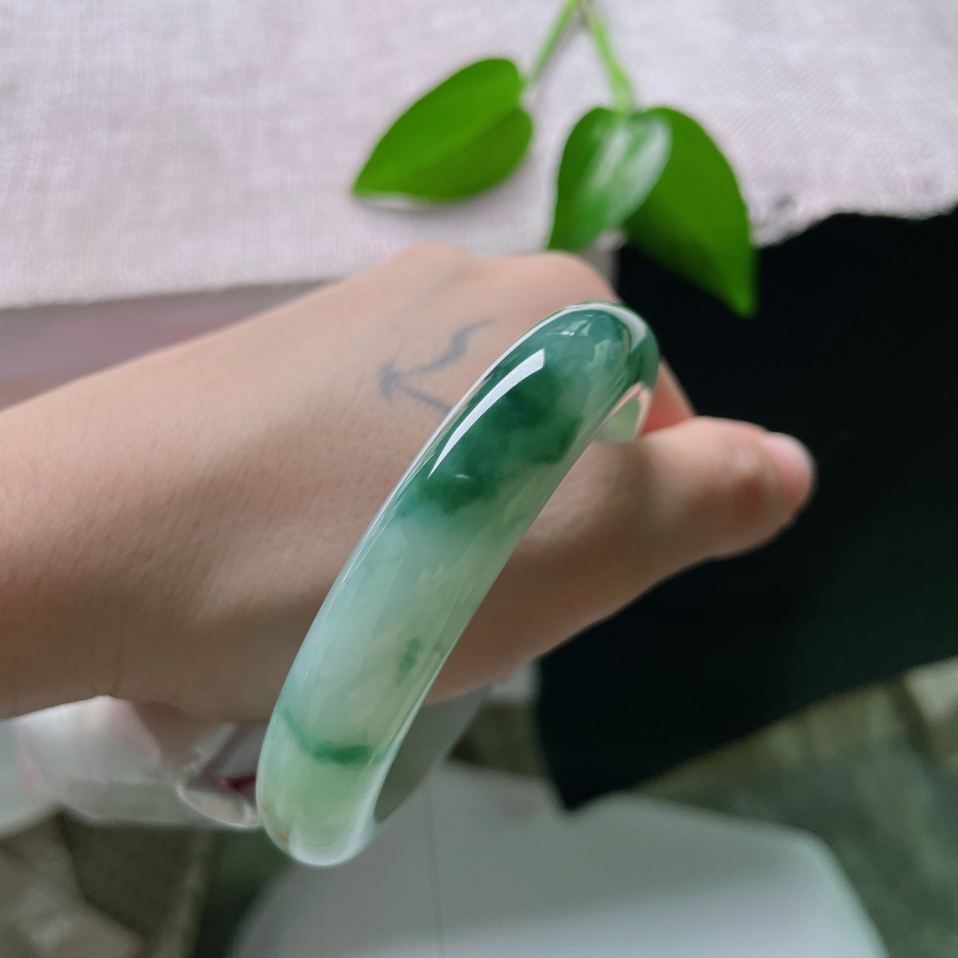 55.8/12.1/8.5，飘花正圈，棉线，飘黄翡，白净通透的底子，深色飘花如烟似雾，虚实相生，自带山水意境，温婉独特。ss59410a