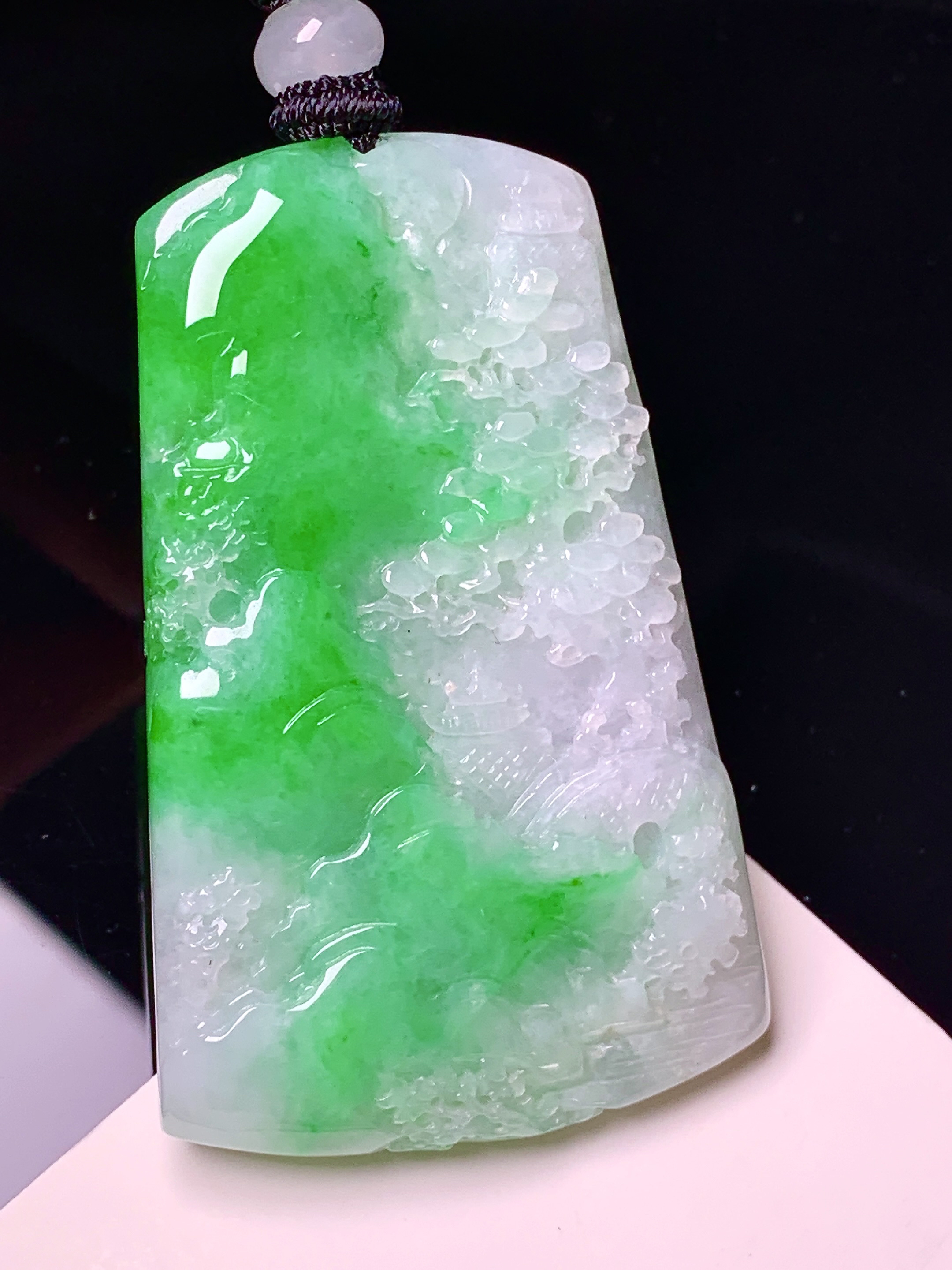 飘绿山水牌子吊坠 玉质细腻 色泽艳丽清新 水润亮眼 整体尺寸50.8*31.6*5.8 w1