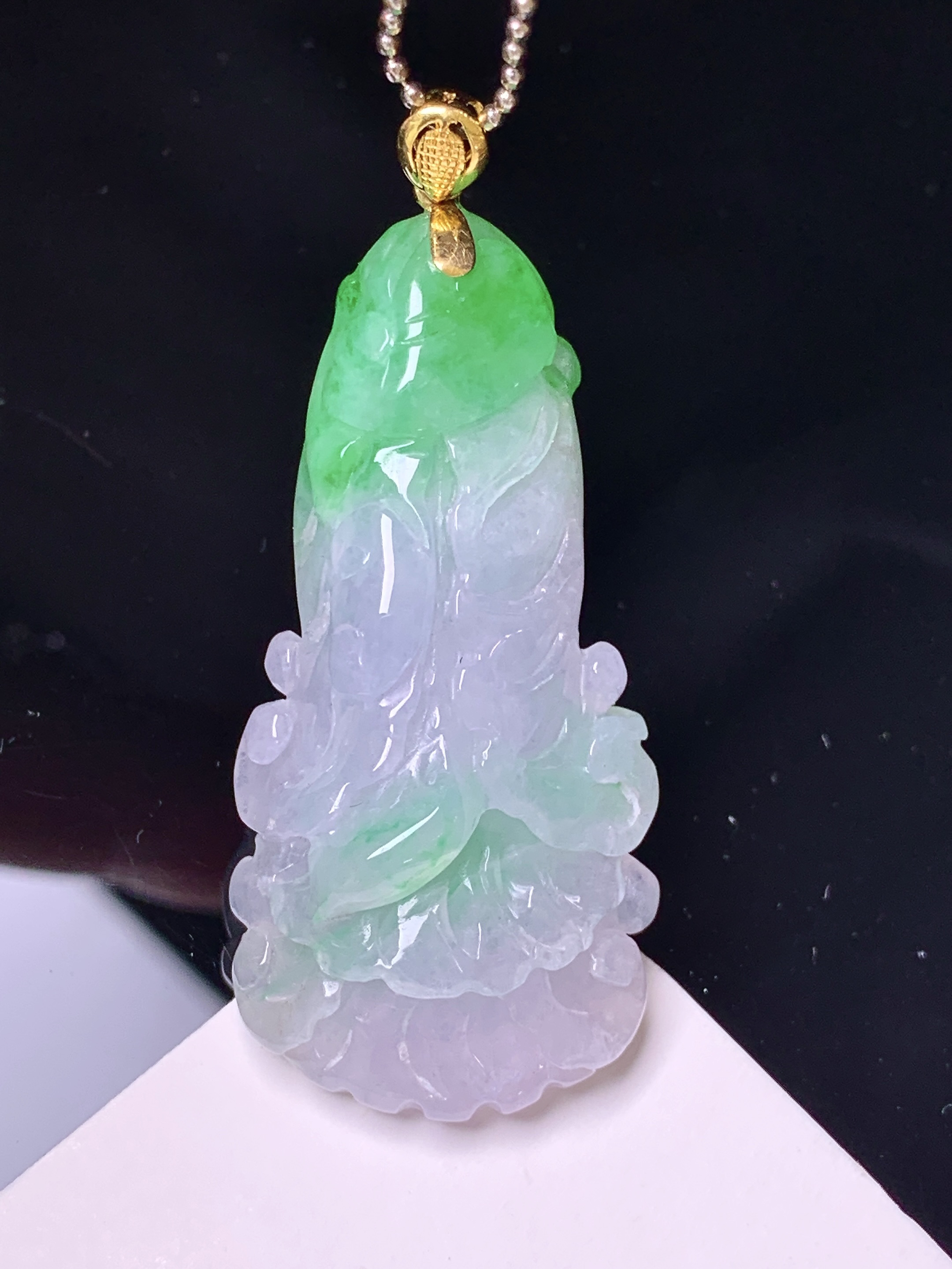 18k金镶嵌飘绿白菜吊坠 玉质细腻 色泽艳丽清新 水润亮眼 整体尺寸46.6*19.8*10.5 a5