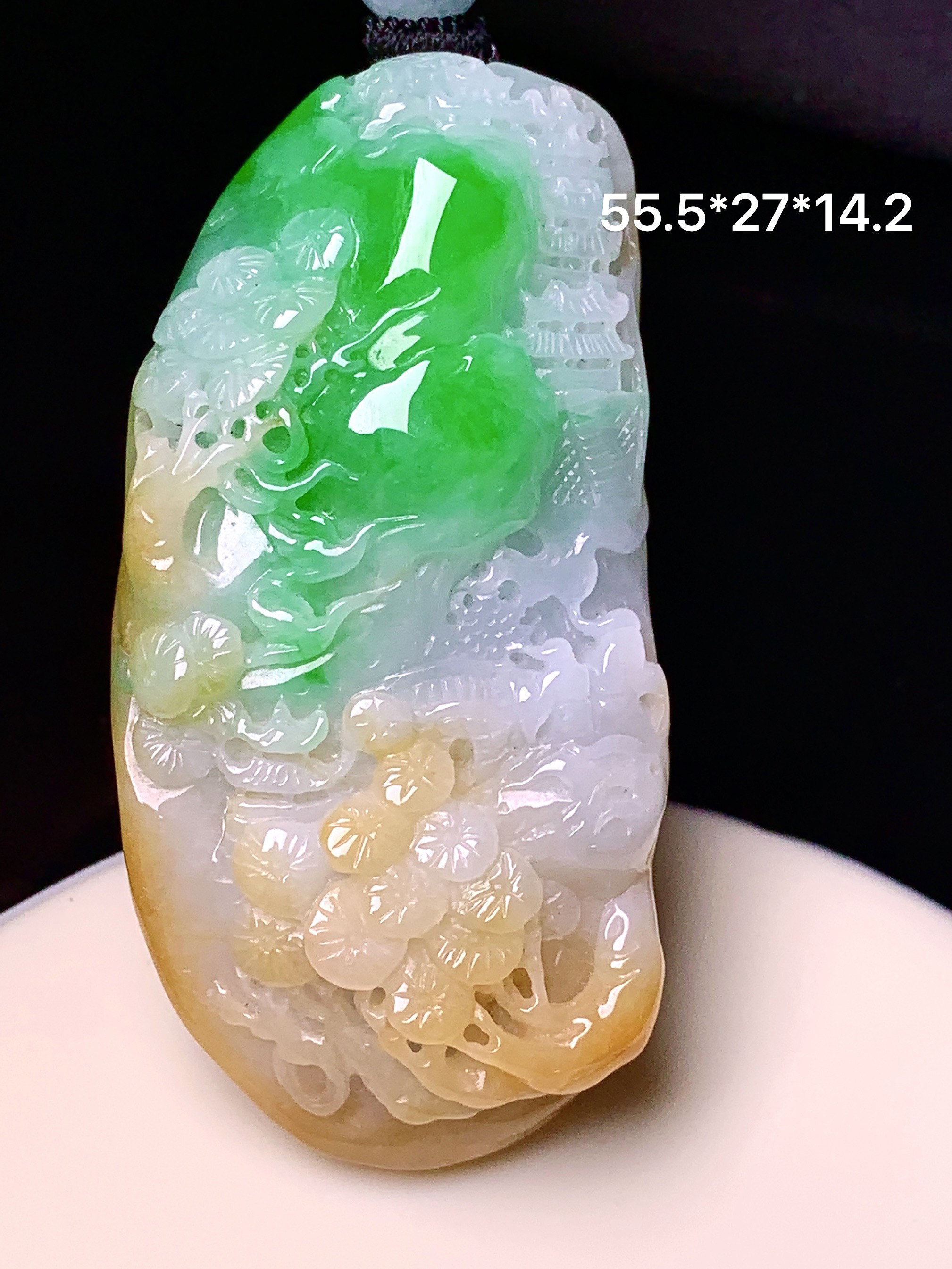 飘黄绿翡山水牌子吊坠 玉质细腻 色泽艳丽清新 水润亮眼 整体尺寸55.5*27*14.2 w1