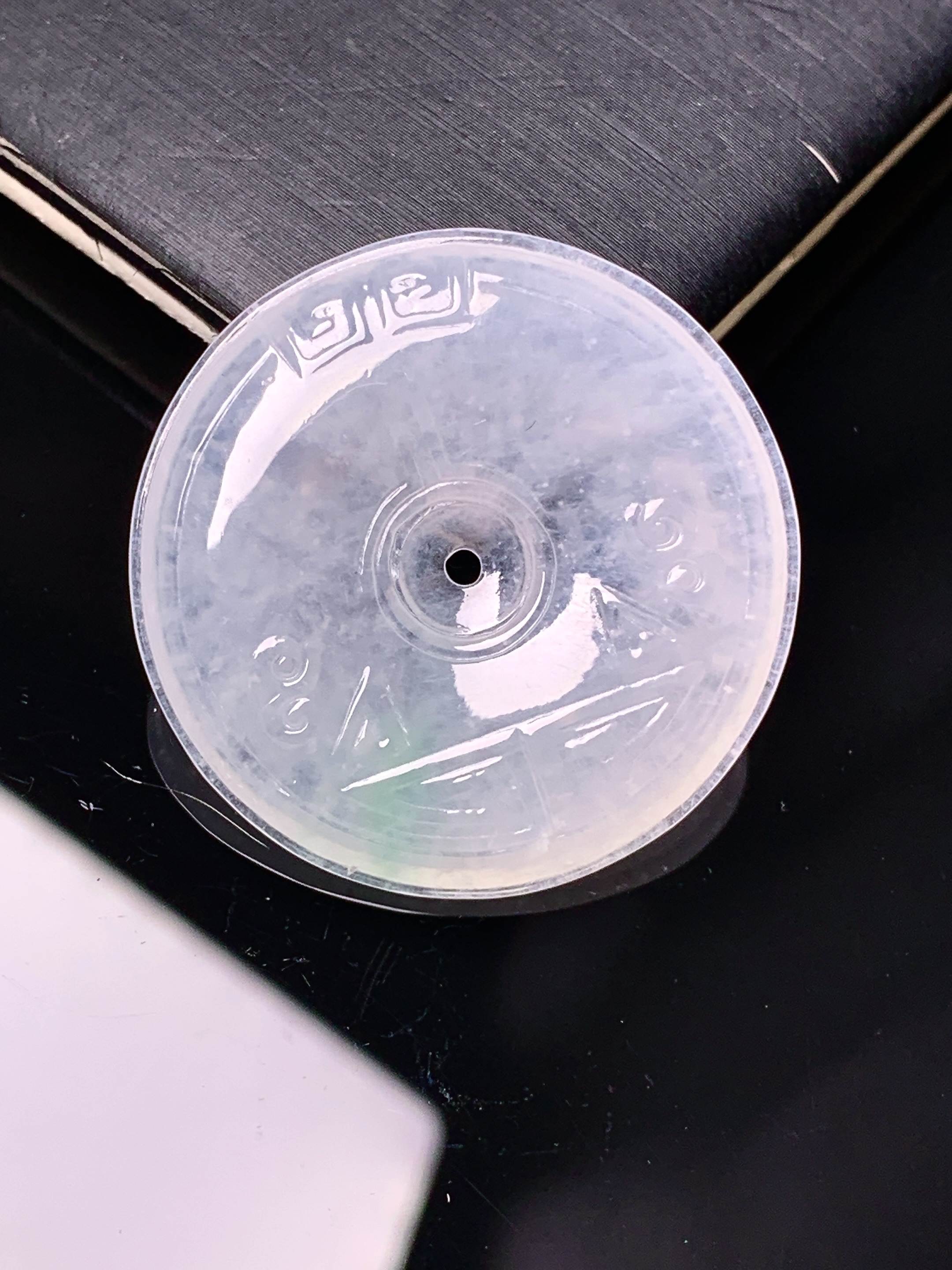 冰种仿古平安扣吊坠 玉质细腻 色泽艳丽清新 水润亮眼 整体尺寸30.5*5.5 d1